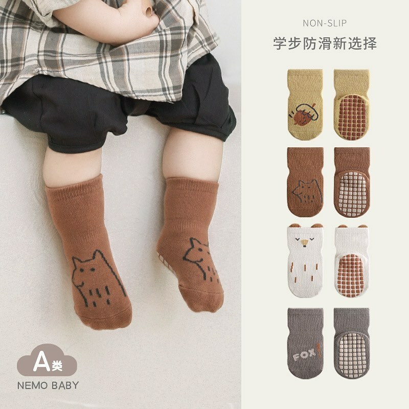 我的腳黏在地板上-可愛小狐狸防滑襪