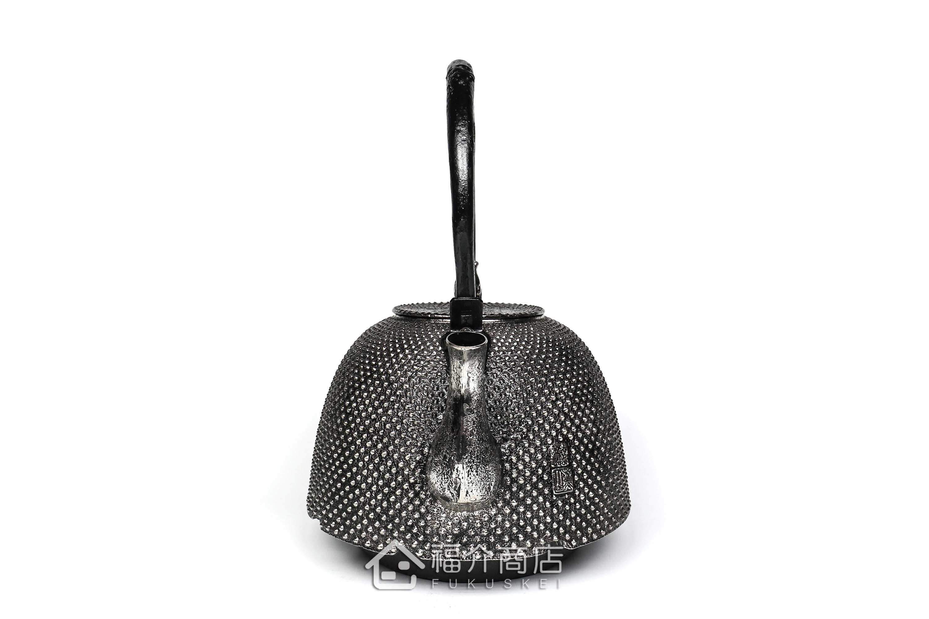 薰山工房所製作的日本鐵壺,壺身設計成霰圖紋