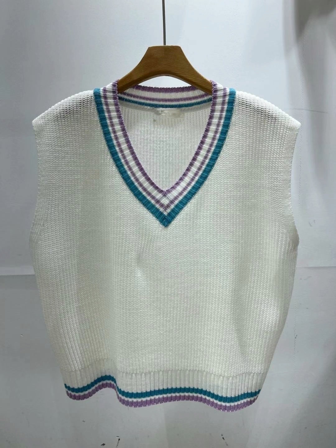 【優惠現貨】韓國校園風V領拼色邊針織背心（4色）