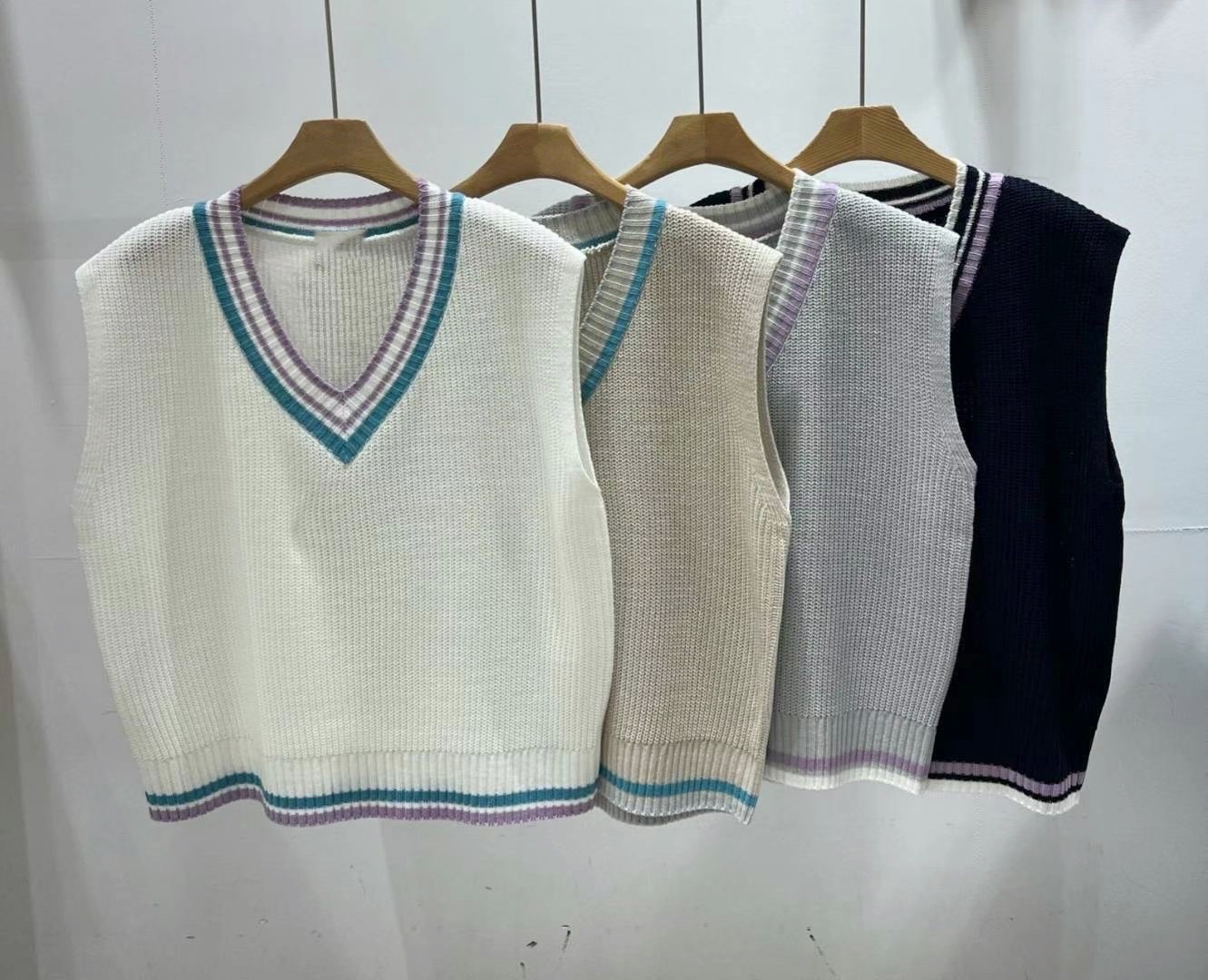 【優惠現貨】韓國校園風V領拼色邊針織背心（4色）