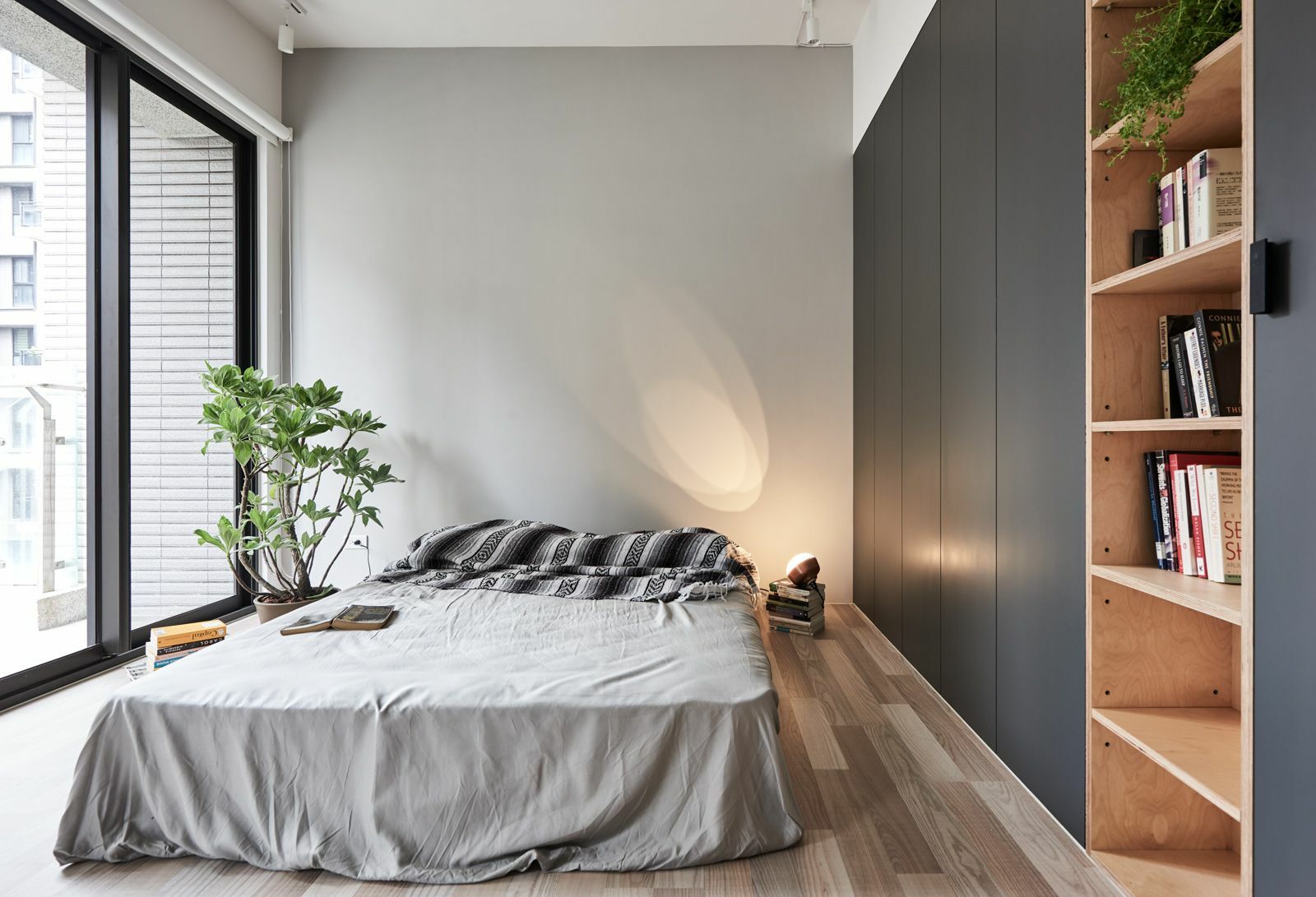 一盞東西燈籠造型紅銅吊燈在一個現代簡約設計的空間