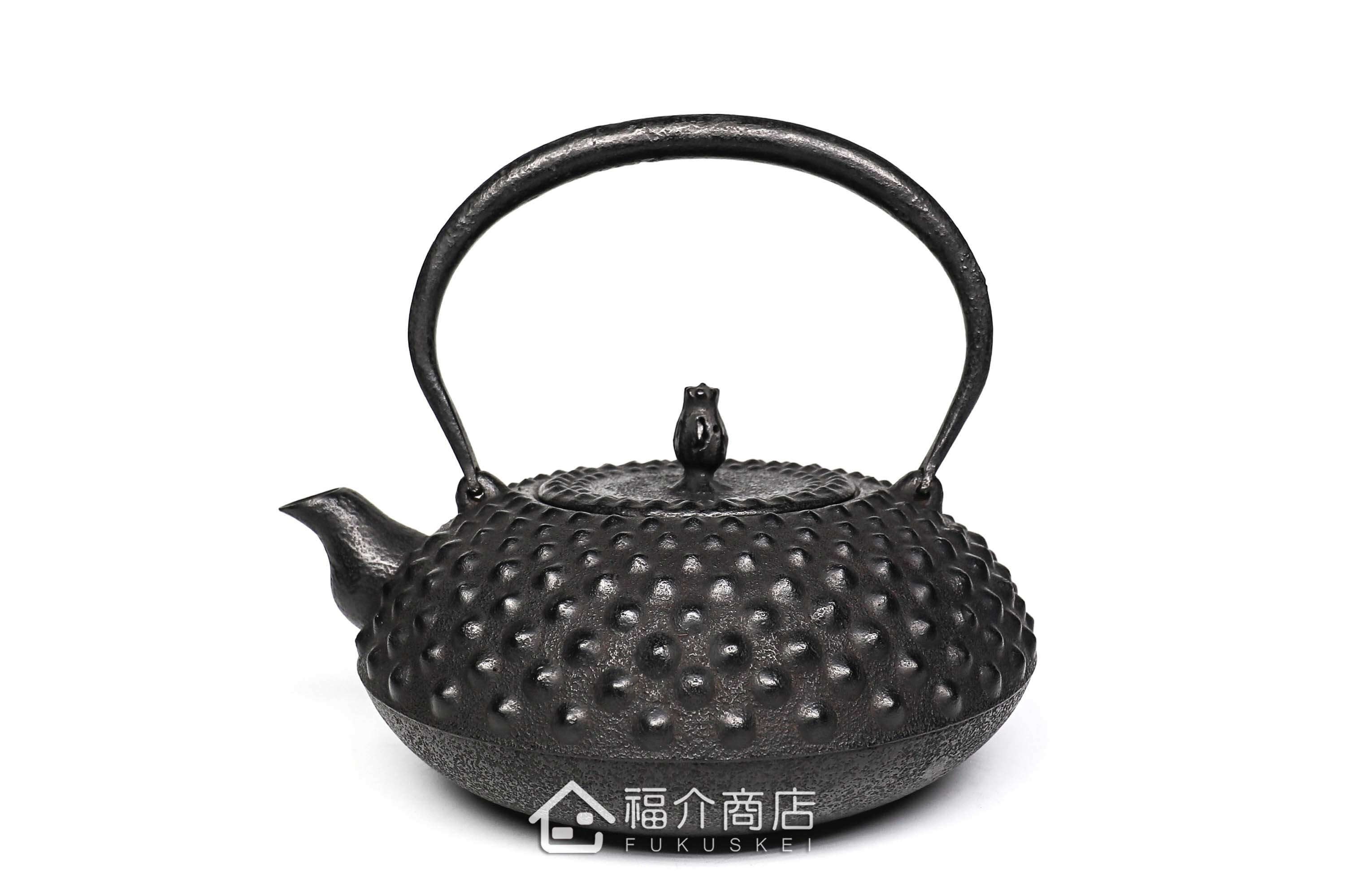 薰山工房所製作的日本鐵壺,壺身設計成霰圖紋