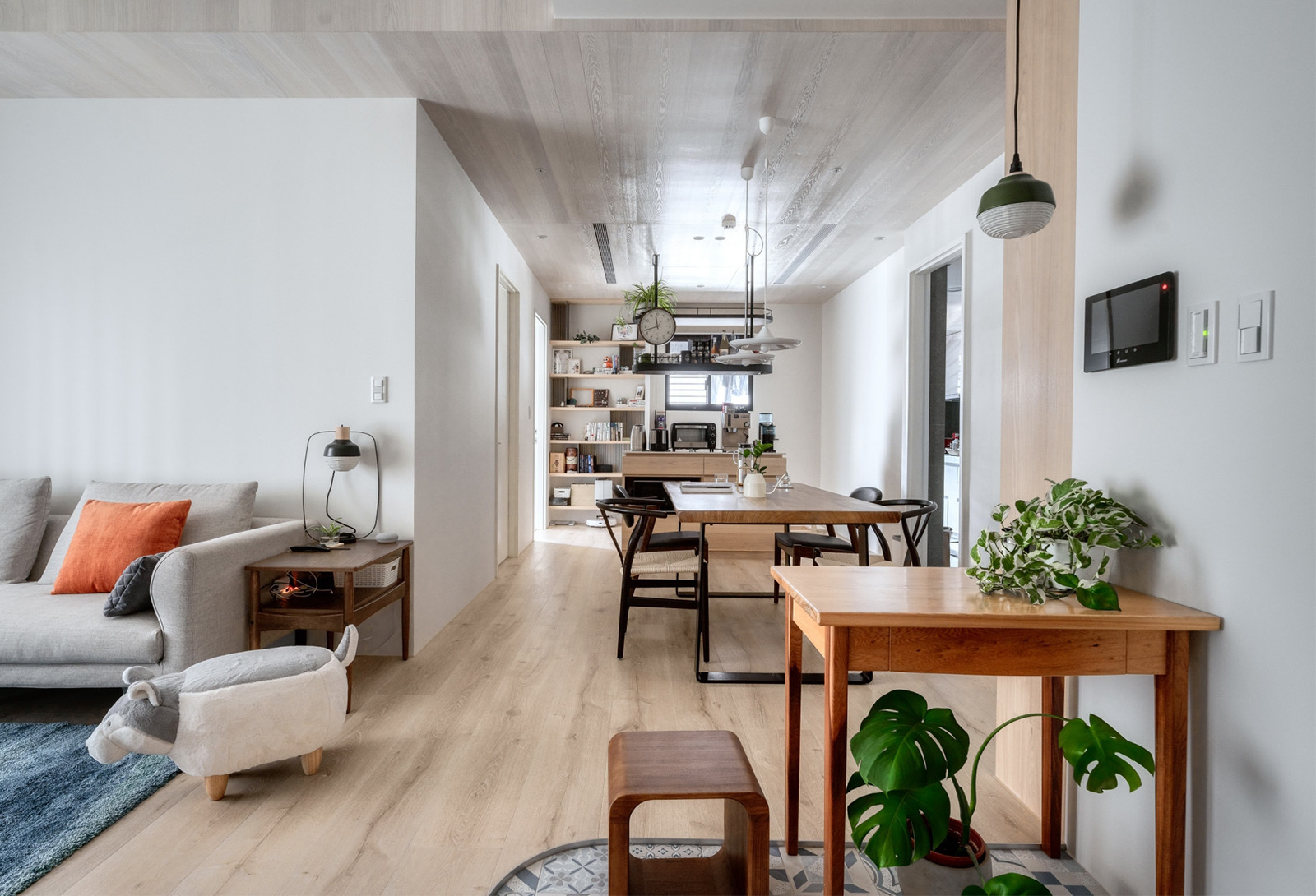 沙邊邊桌上的一盞桌燈，咖啡桌上的一盞吊燈。