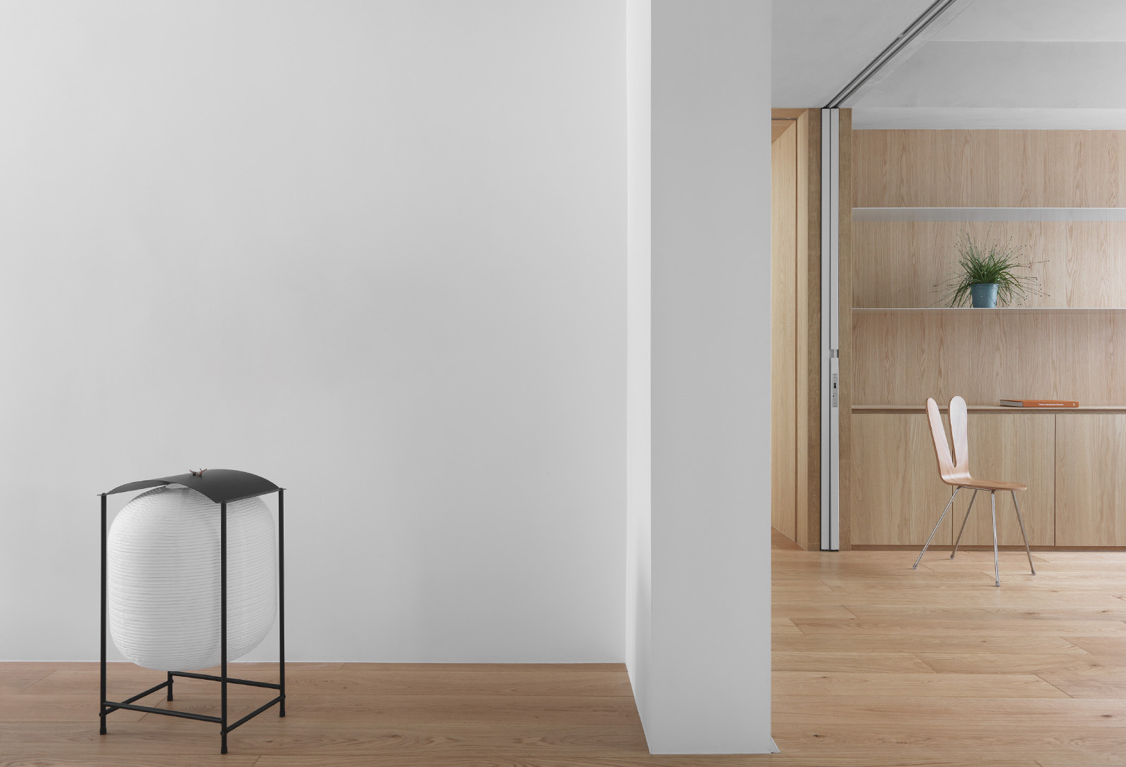 時燈籠地燈在一個日式極簡木質調空間，搭配一張單椅凳。