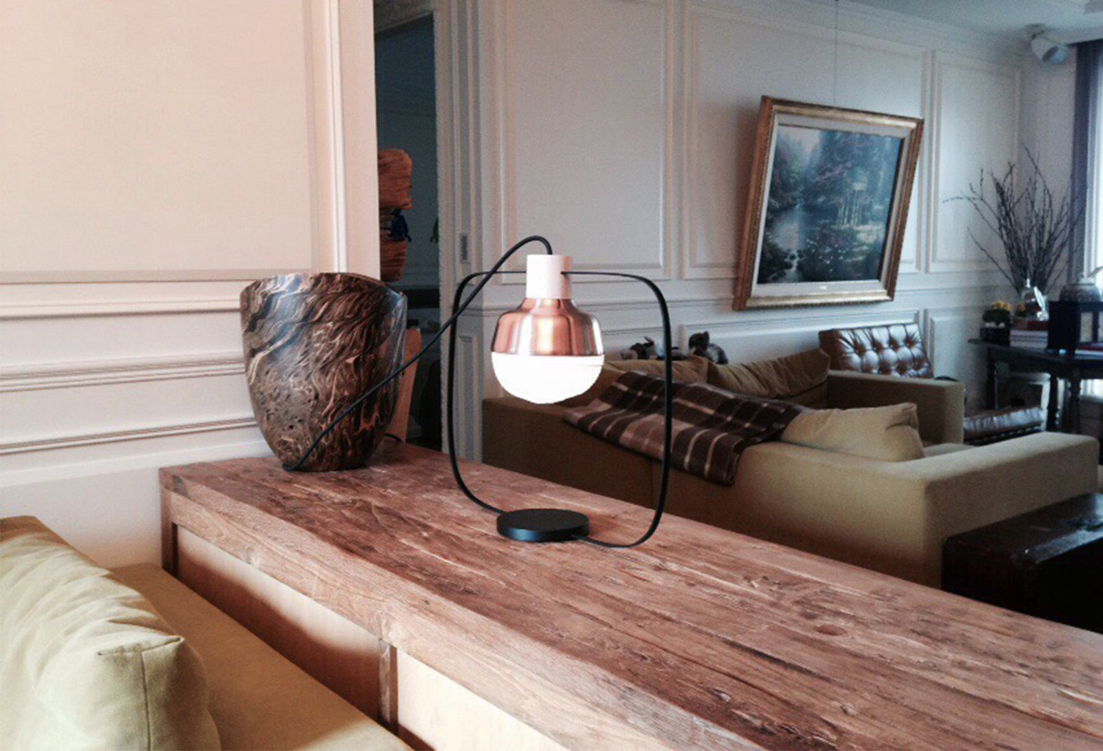 收納層櫃上的一盞紅銅桌燈，在一個新歐式風格的空間裡。