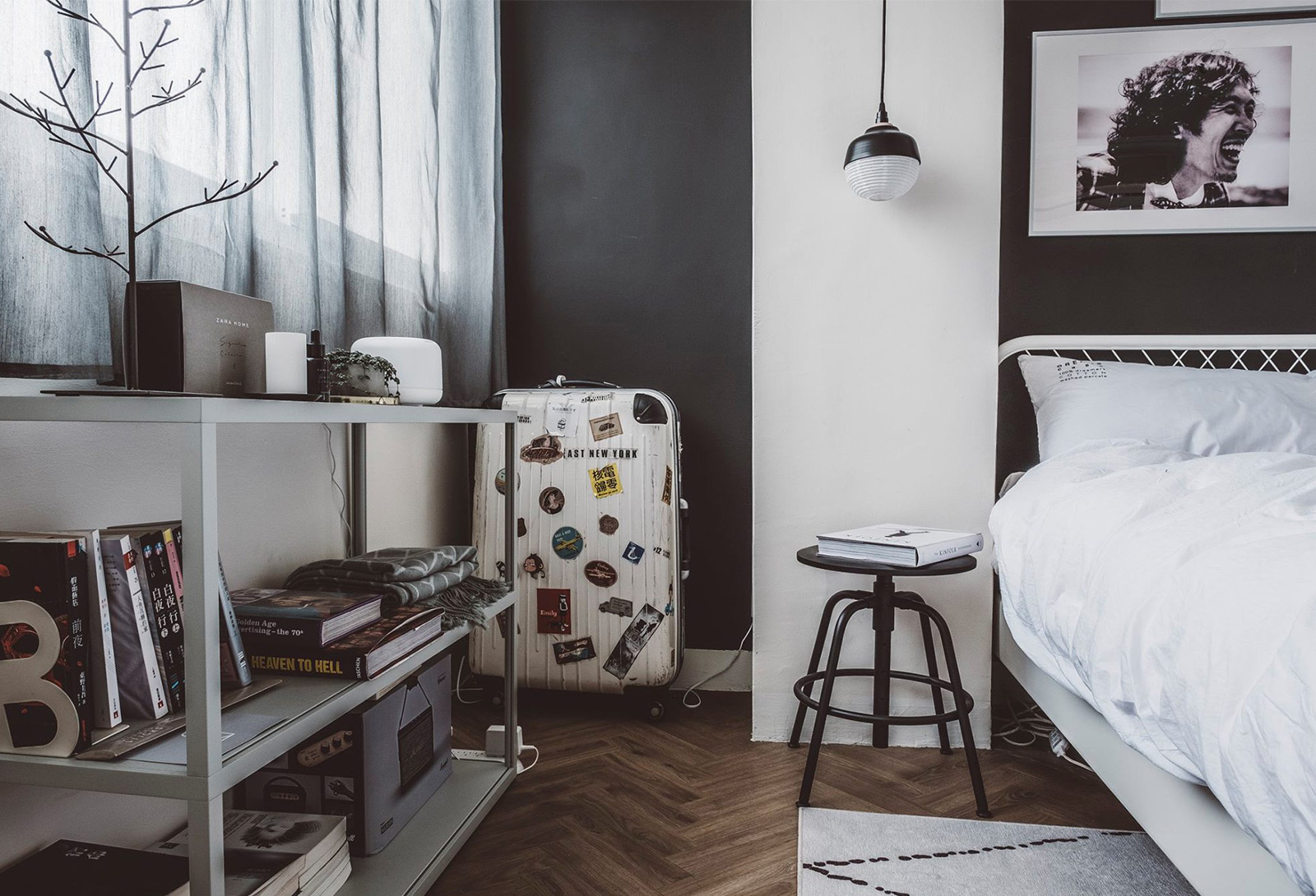 美式風格的空間設計，一盞結合東西方元素的紙燈籠吊燈。