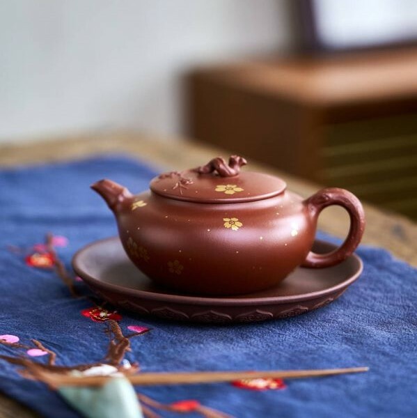 【青梅竹馬】-- 壺身扁如碗，上豐下斂，壺肩線條光潤流暢，渾樸飽滿。