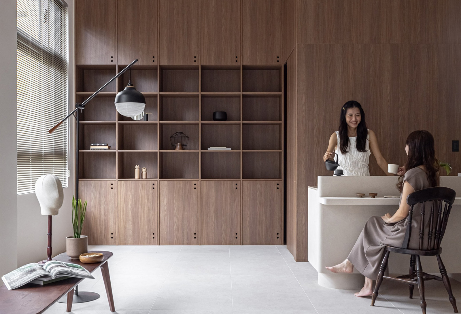 現代日式空間，一盞可調整角度高低的燈籠造型立燈，