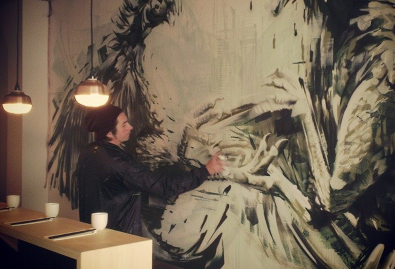 餐廳吧台上方吊掛著兩盞燈籠造型的紅銅吊燈