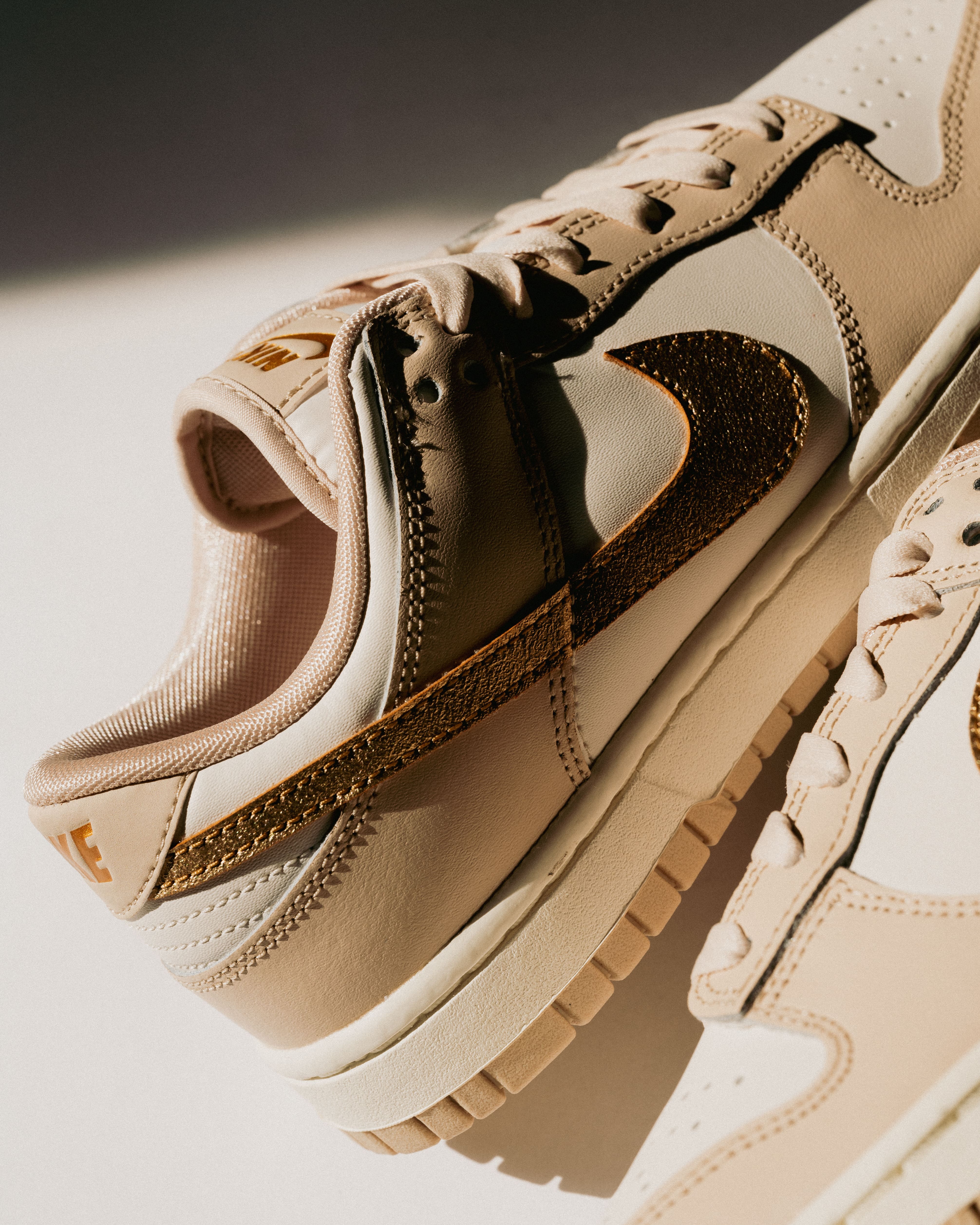 [現貨] Nike Dunk Low Women Gold Swoosh DX5930-001