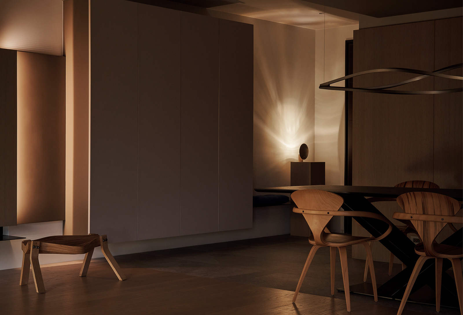 適合放在玄關處的小桌燈，投影出放射狀的光芒，在一個現代流線設計的空間。