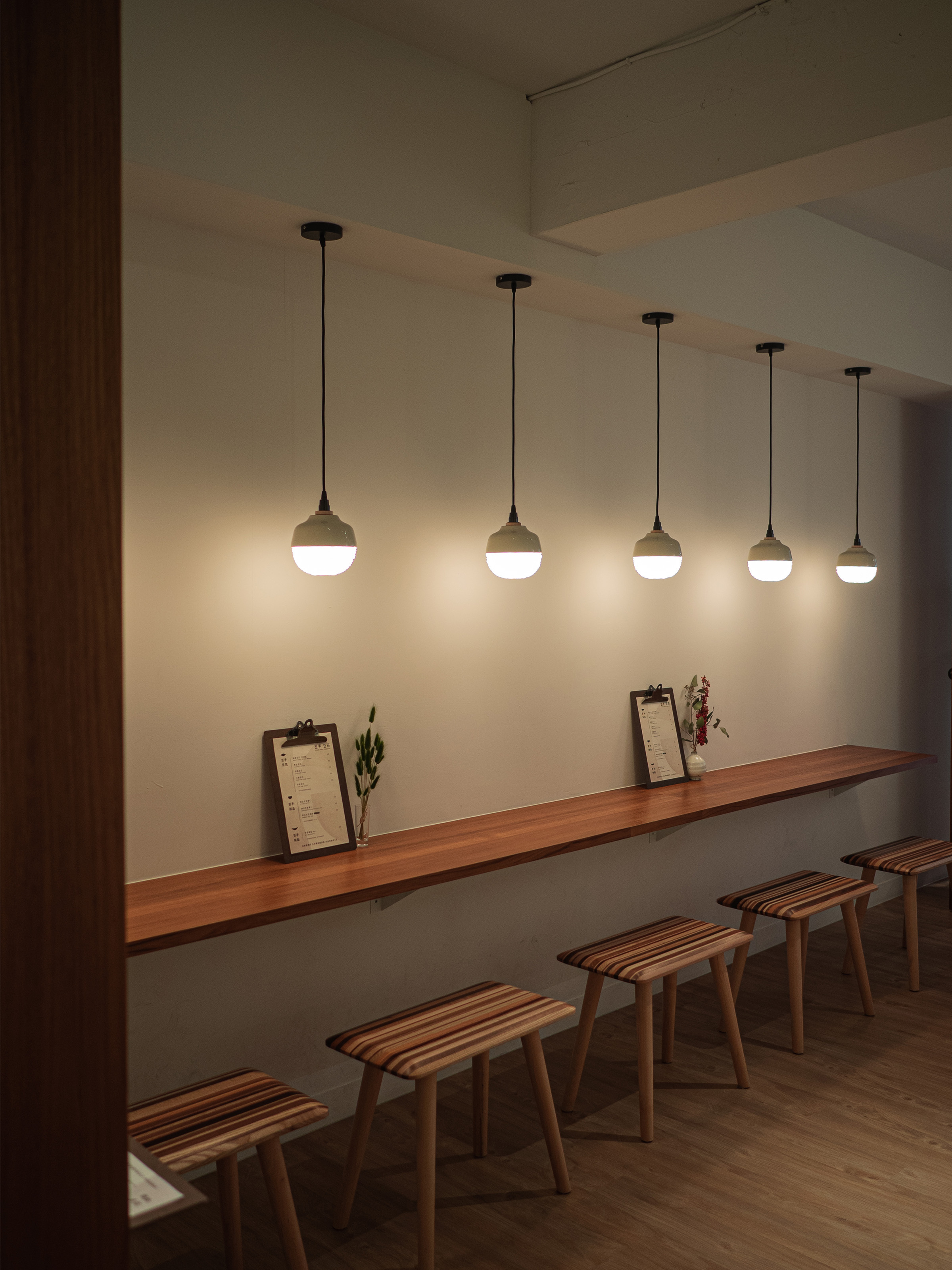 吧台用餐區上面吊掛著數盞北歐設計感的白色燈籠吊燈