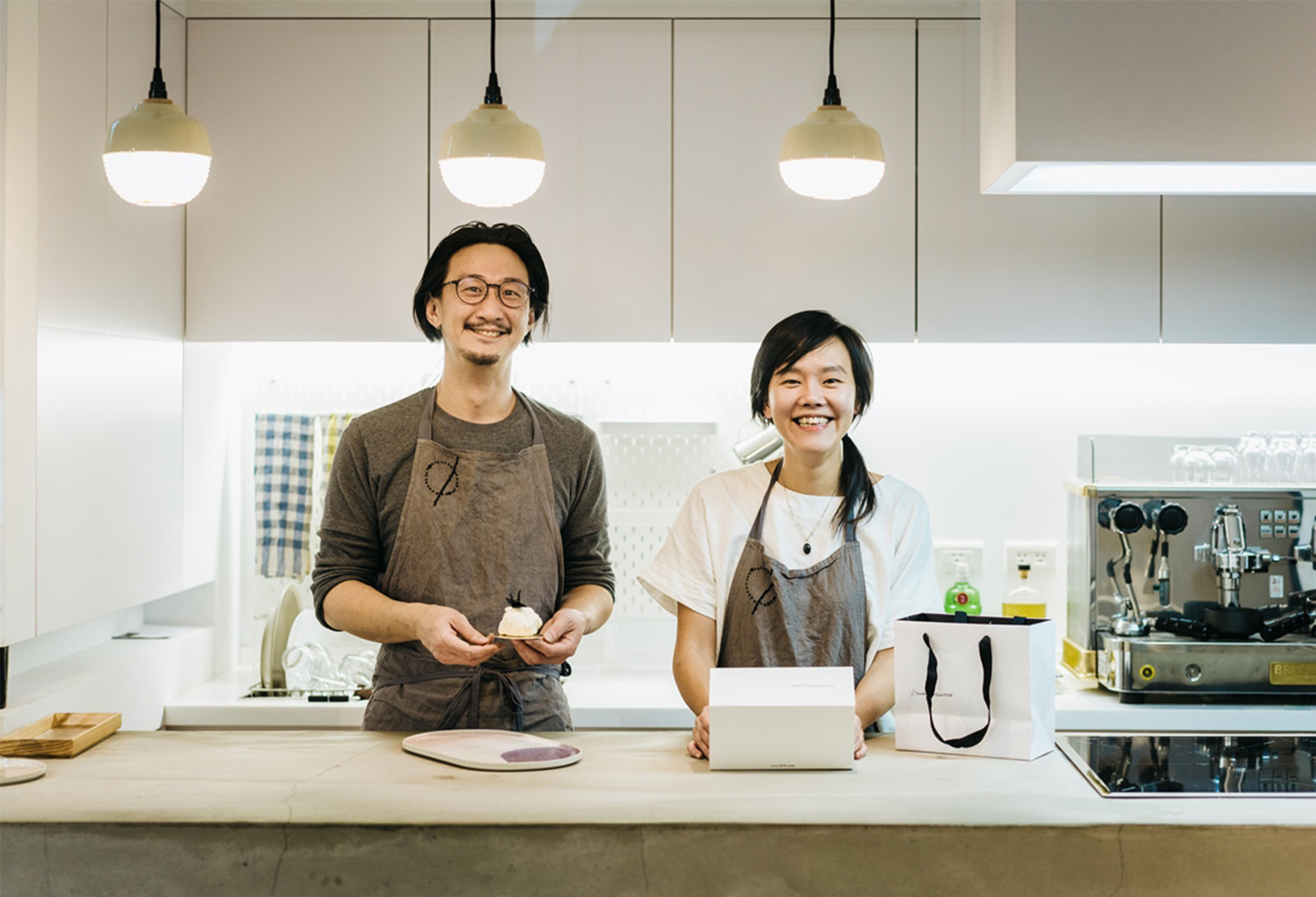 甜點咖啡廳，搭配三盞北歐設計感的白色吊燈