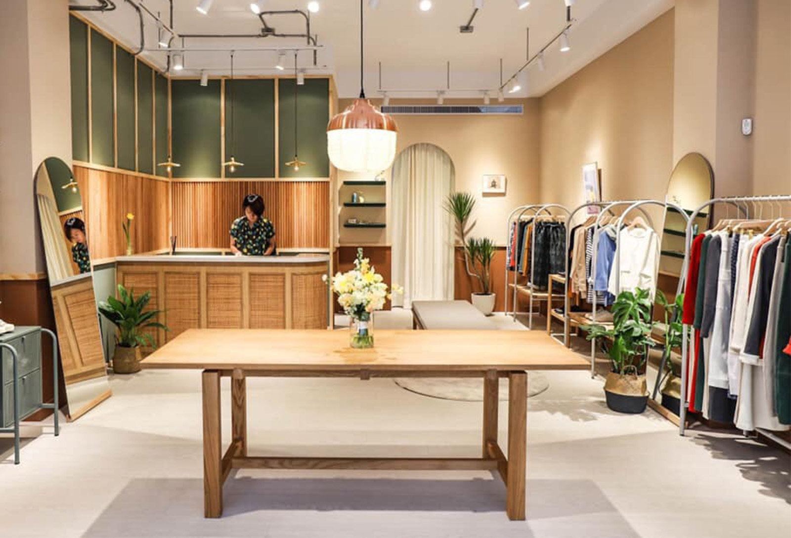 服飾店陳列區以一盞紅銅色燈籠造型的吊燈作為空間照明主視覺