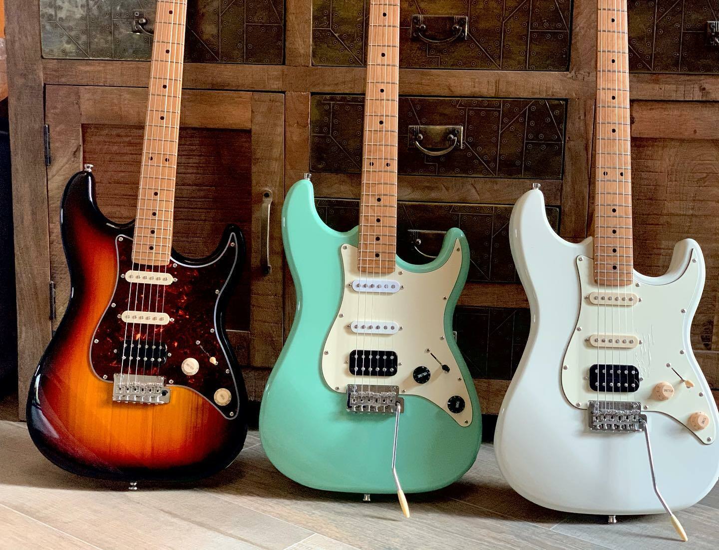 JET 400系列 Stratocaster HSS 單單雙小搖座 22格 電吉他 烤楓木 | JS-400 OW 白色 / JS-400 SFG 湖水綠色 / JS-400 VYW 淺黃色 / JS-400 PK-R 貝殼粉色 / JS-400 BKG 黑金色