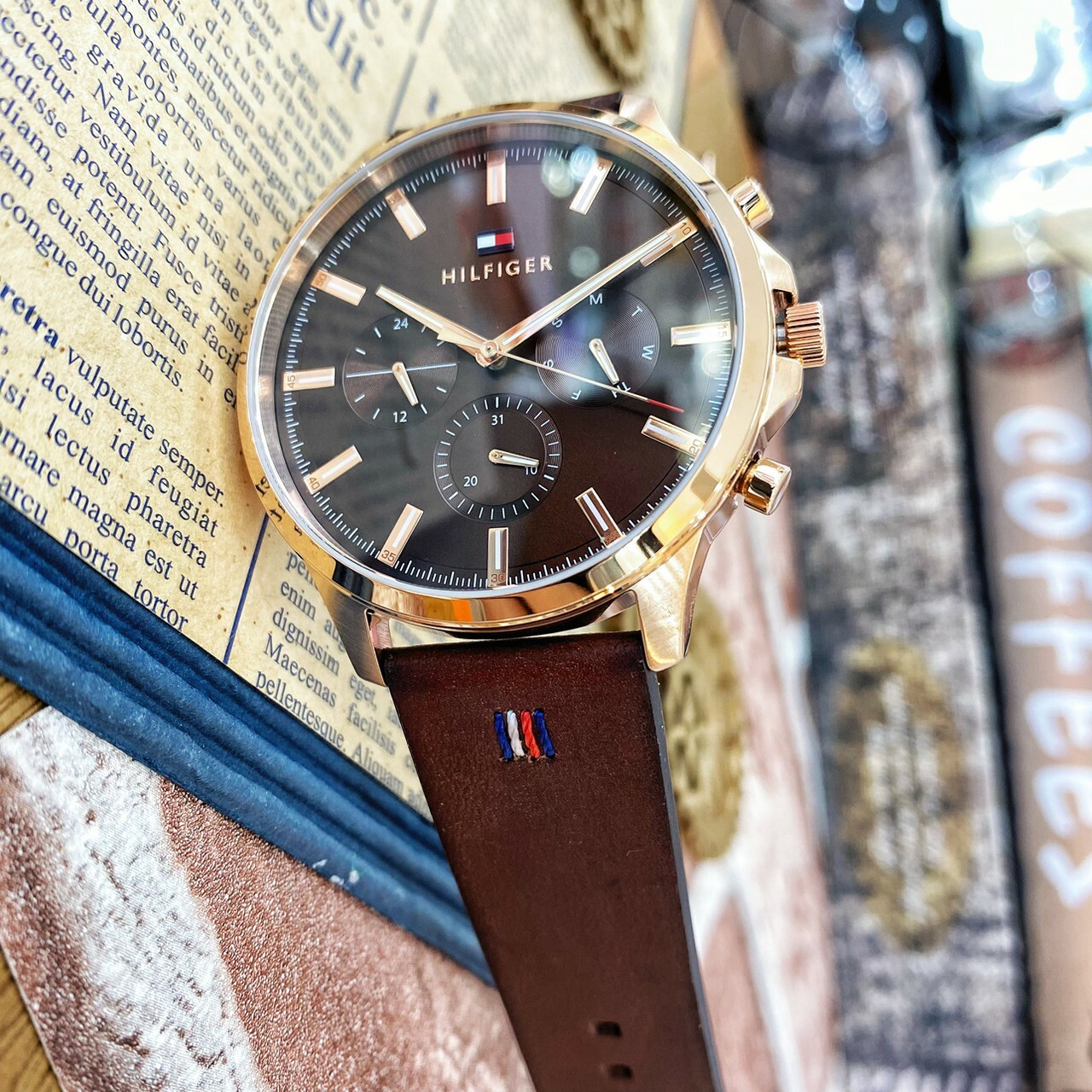 【Tommy Hilfiger】雅痞三眼玫瑰金腕錶 1710497 44mm 現代鐘錶