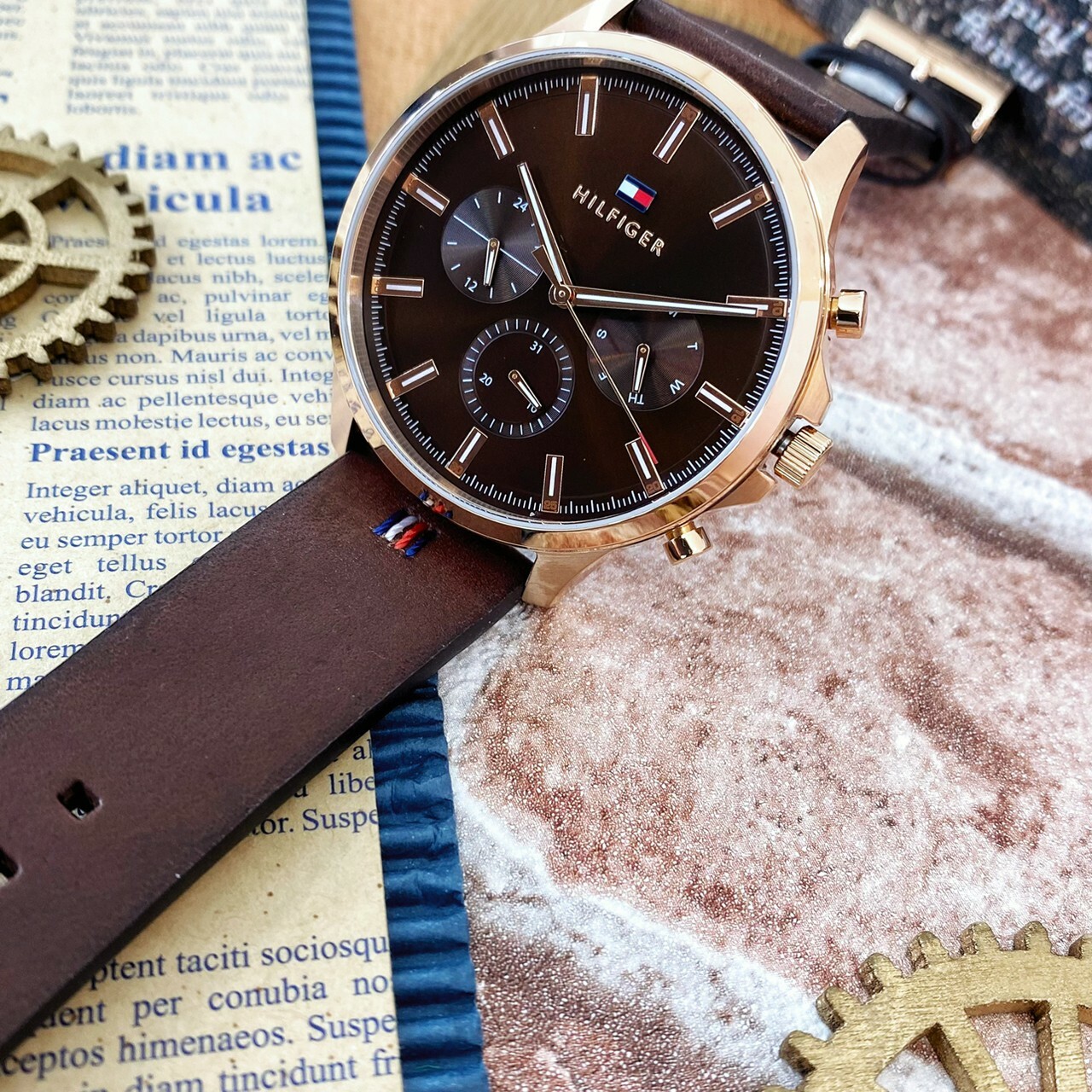 【Tommy Hilfiger】雅痞三眼玫瑰金腕錶 1710497 44mm 現代鐘錶