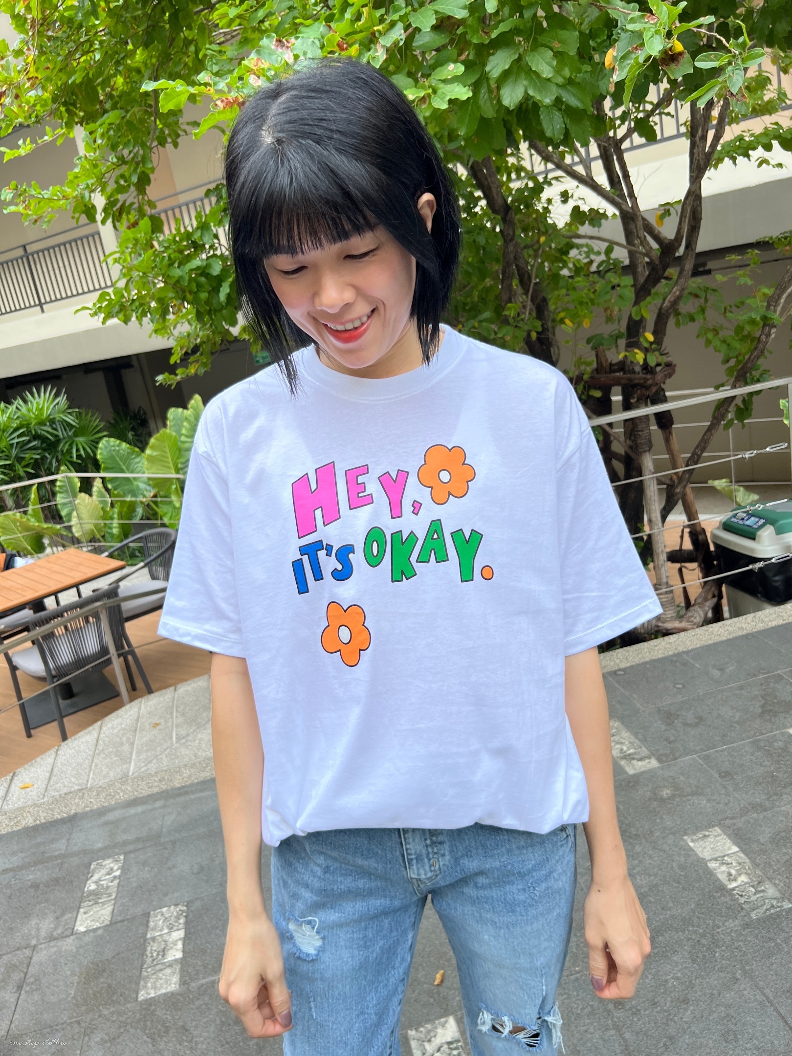 泰國彩色OKAY花朵T (白)