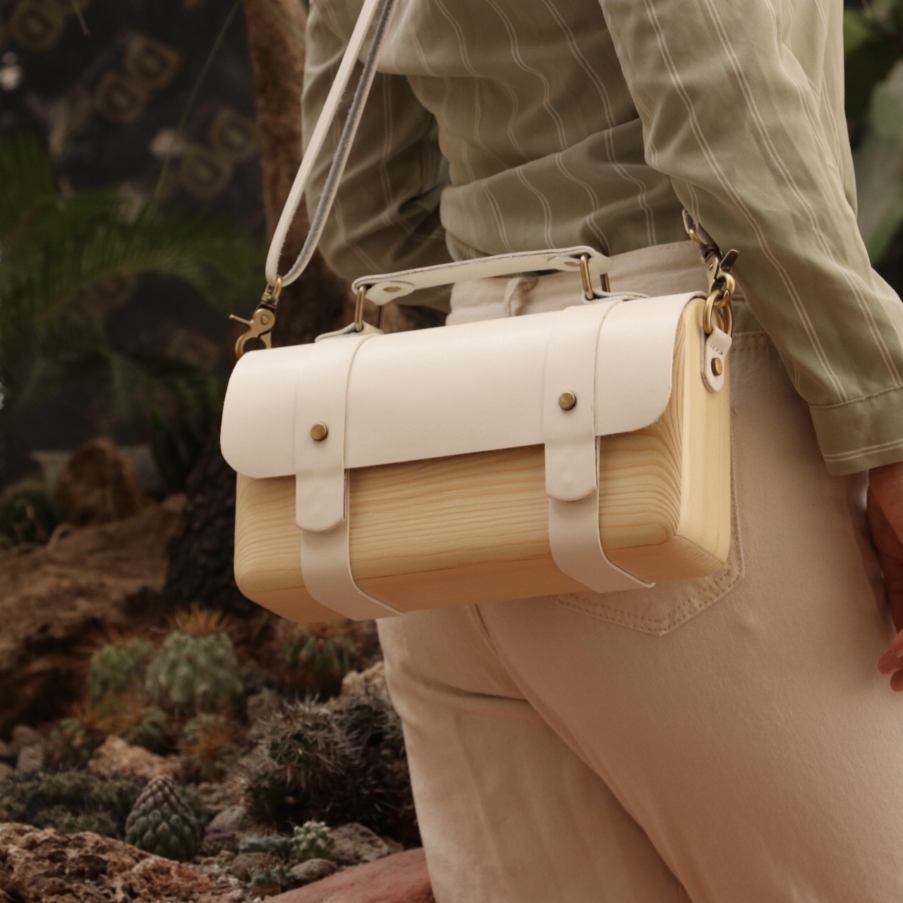 手工復古木質中型手提斜線肩背包