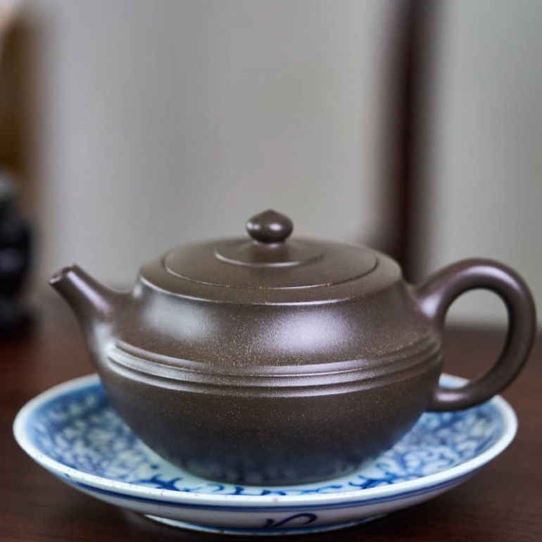 【古陶時光】-- 泥色清麗古樸，造型簡約大方。