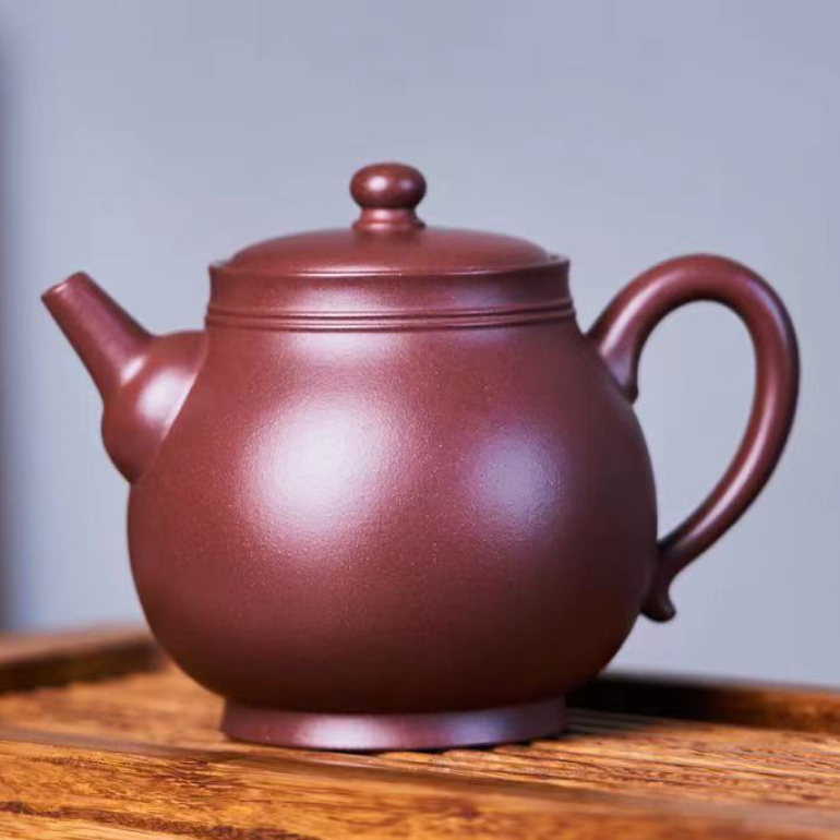 【子衿】-- 整壺氣質溫文儒雅，像一位謙謙君子，虛懷若谷，於無常的人生中安之若素。