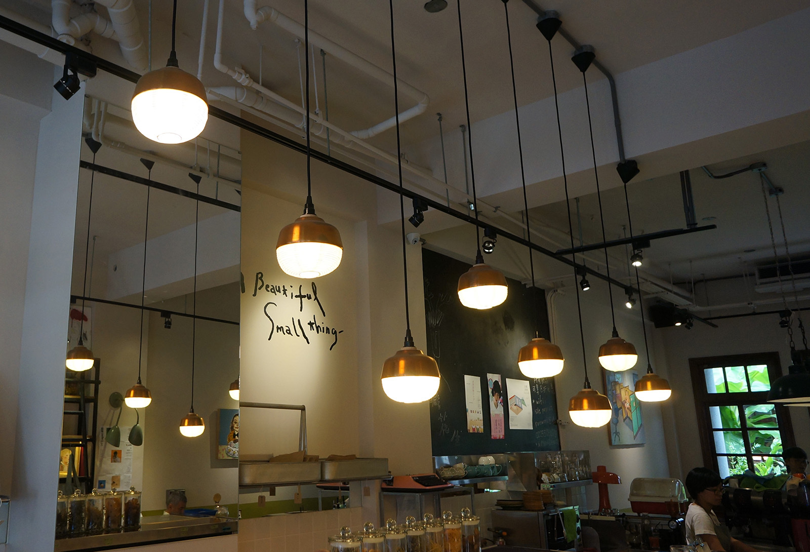 鹹花生咖啡廳以數盞紅銅燈罩結合紙燈籠造型的吊燈作為空間主要照明