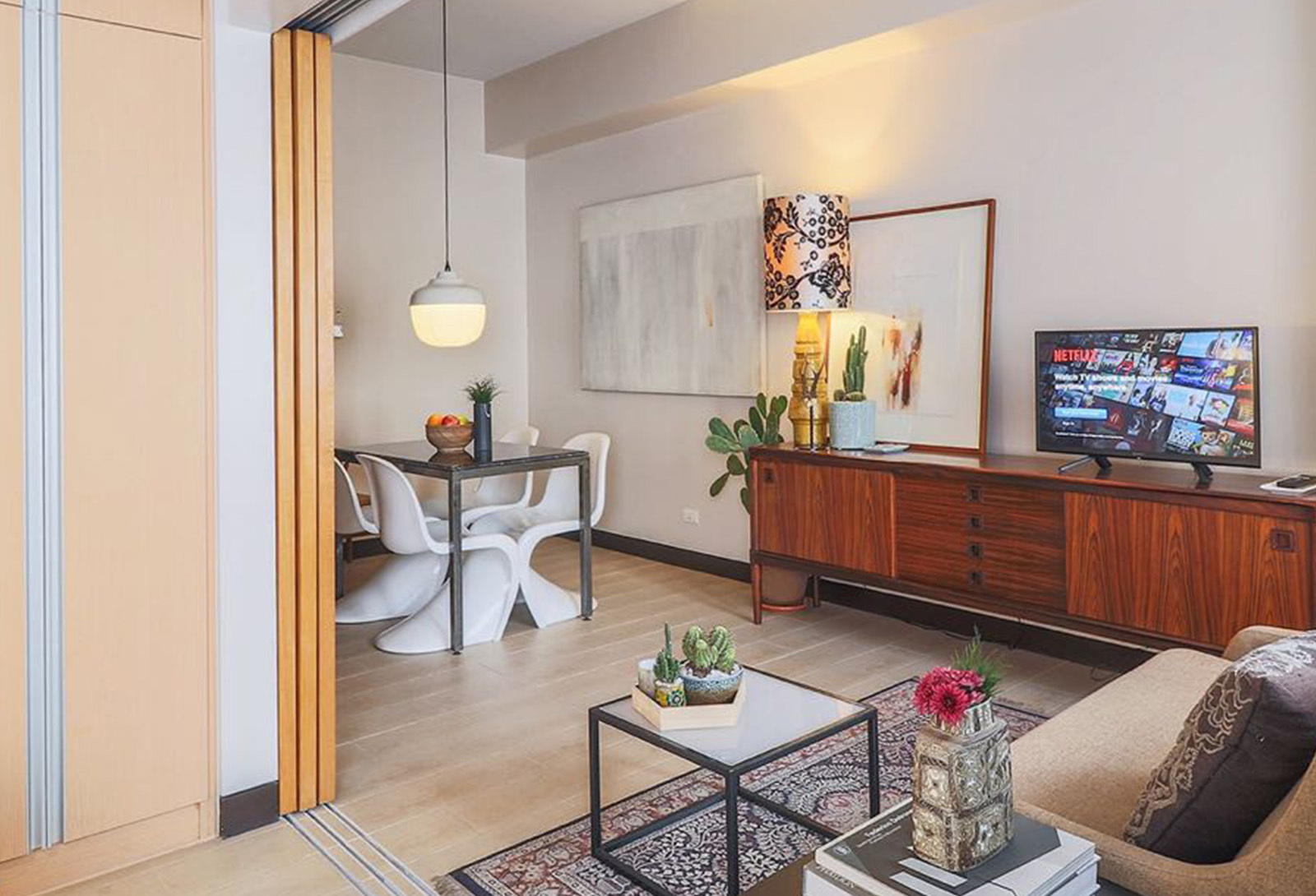 餐桌上的一盞白色燈籠造型吊燈