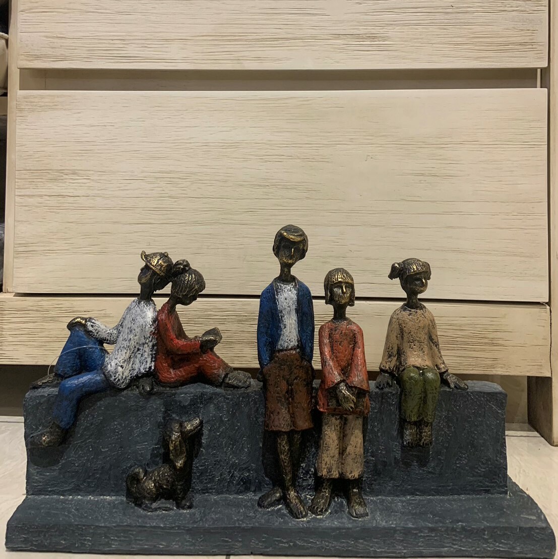 小孩擺件排排坐