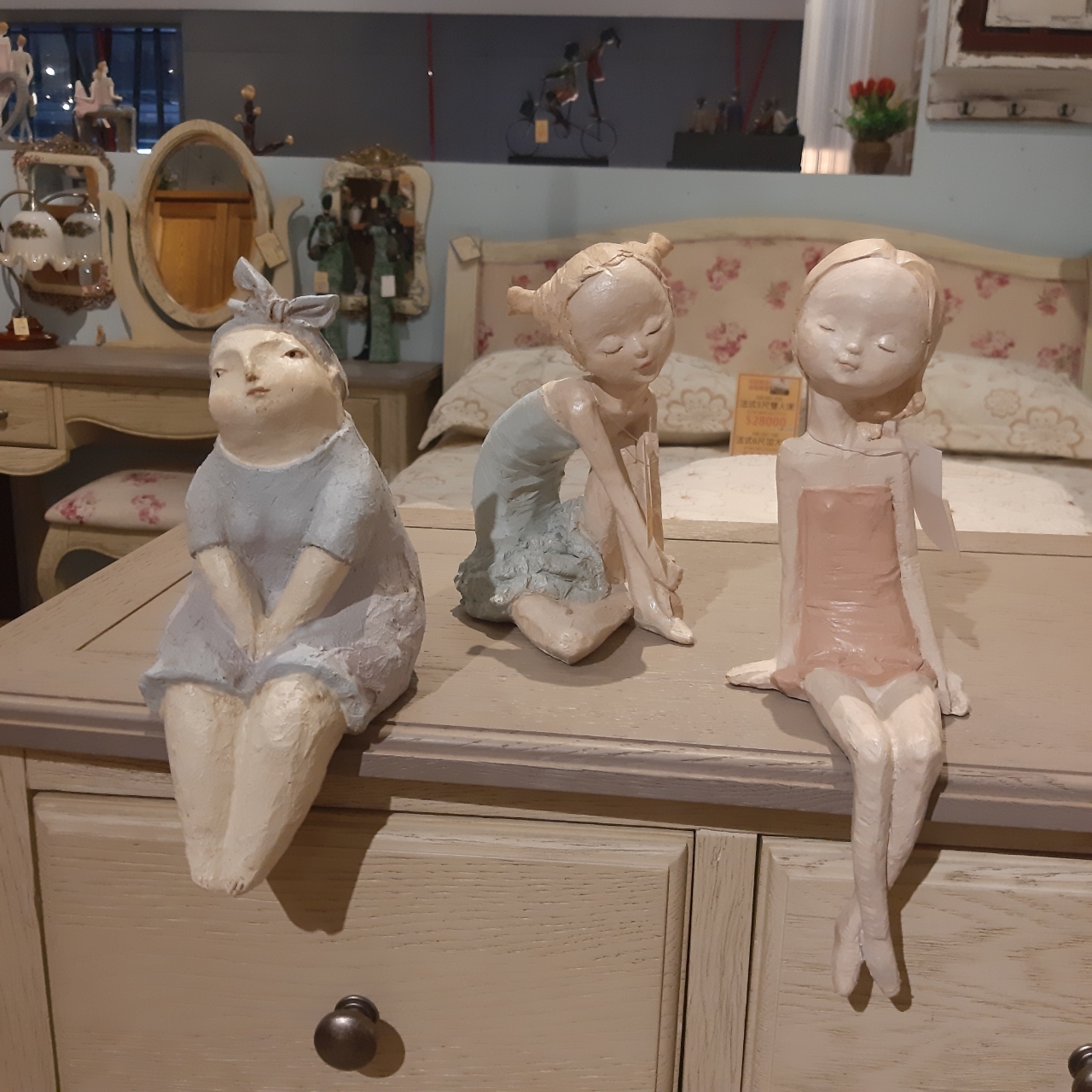 普普風擺件-坐姿女孩(3款)