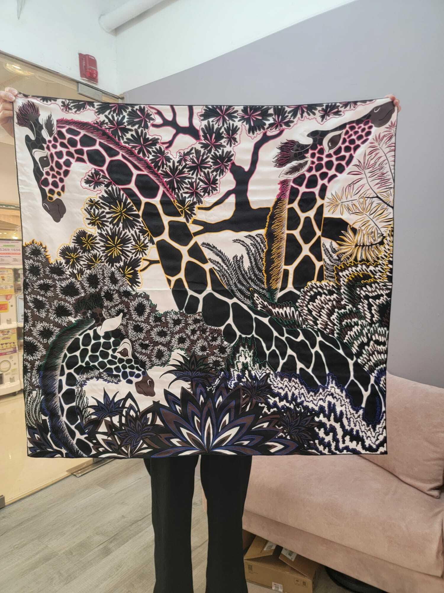 Hermes 刺繡長頸鹿scarf 90