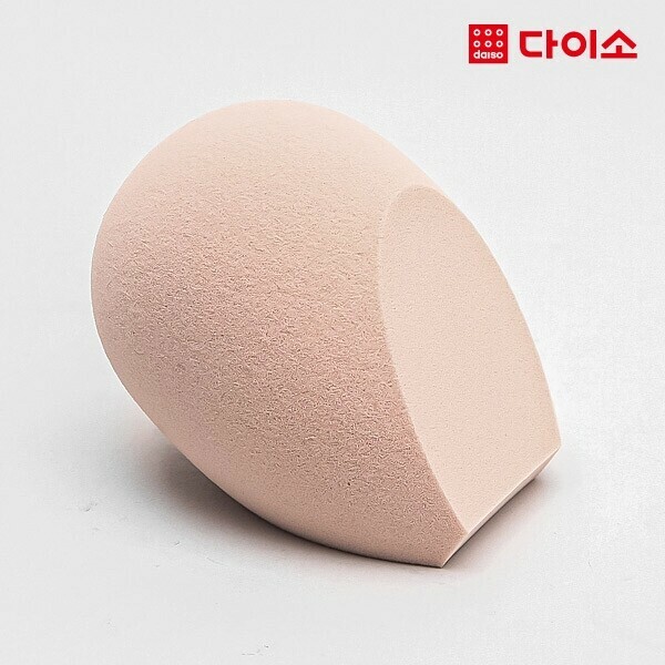 DAISO Foundation Blending Puff - Diagonal Type (Color Random) 1024246