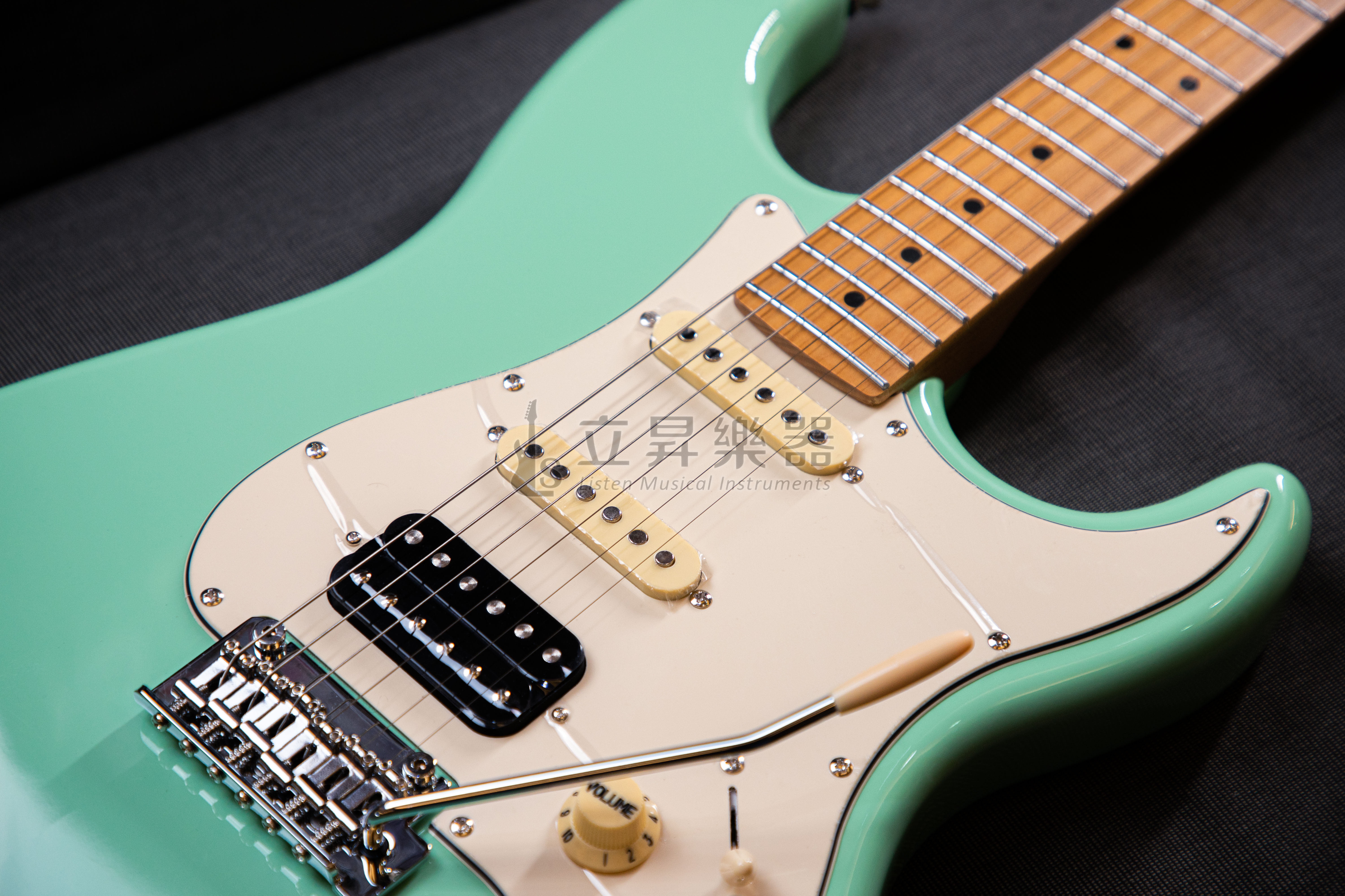 JET 400系列 Stratocaster HSS 單單雙小搖座 22格 電吉他 烤楓木 | JS-400 OW 白色 JET 400系列 Stratocaster HSS 單單雙小搖座 22格 電吉他 烤楓木 | JS-400 OW 白色 / JS-400 SFG 湖水綠色 / JS-400 VYW 淺黃色 / JS-400 PK-R 貝殼粉色 / JS-400 BKG 黑金色 第 4 張圖片｜三峽吉他 / Bass