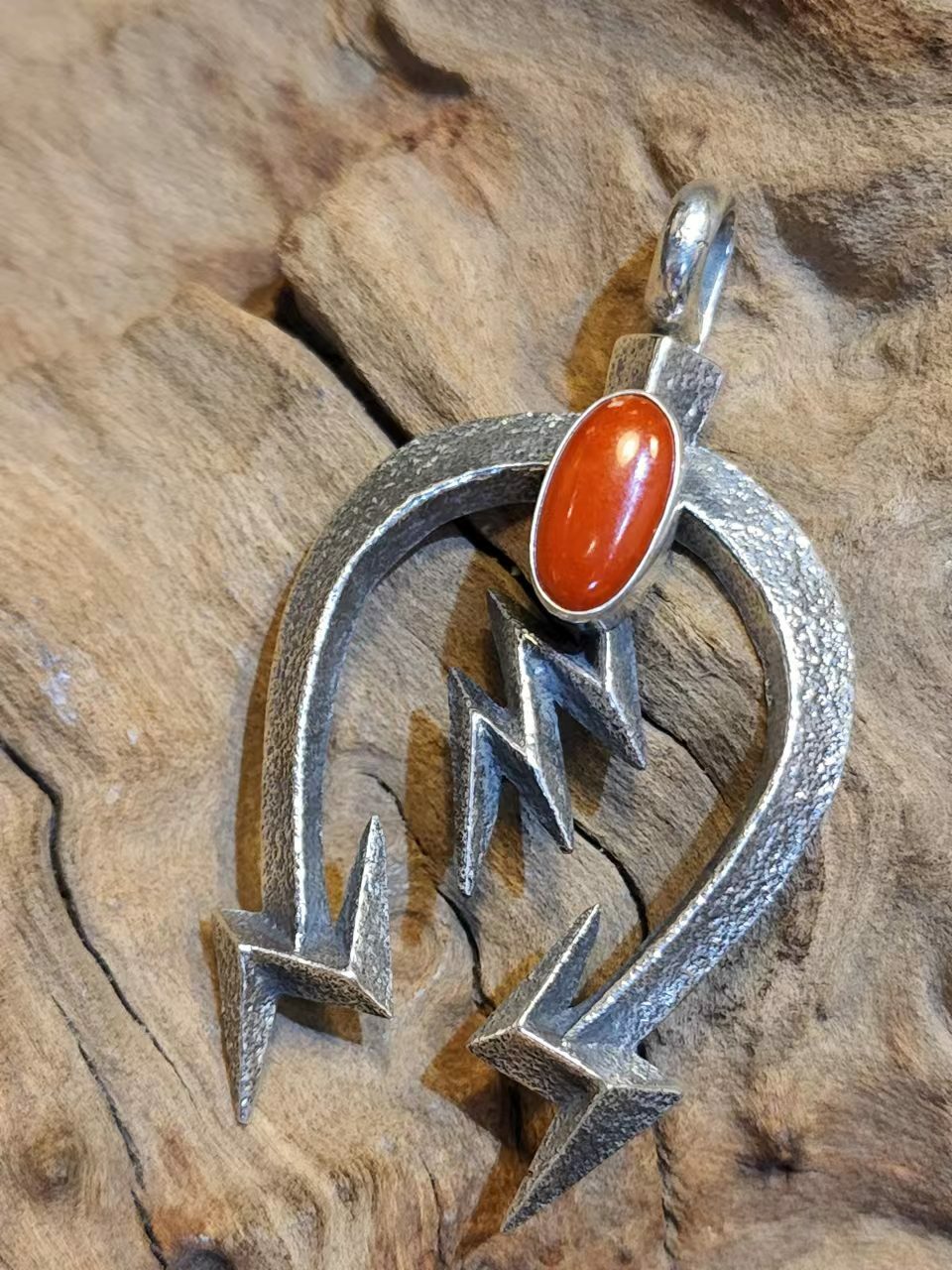 K.Yazzie -純銀月牙( Naja )吊墜鑲珊瑚(M)