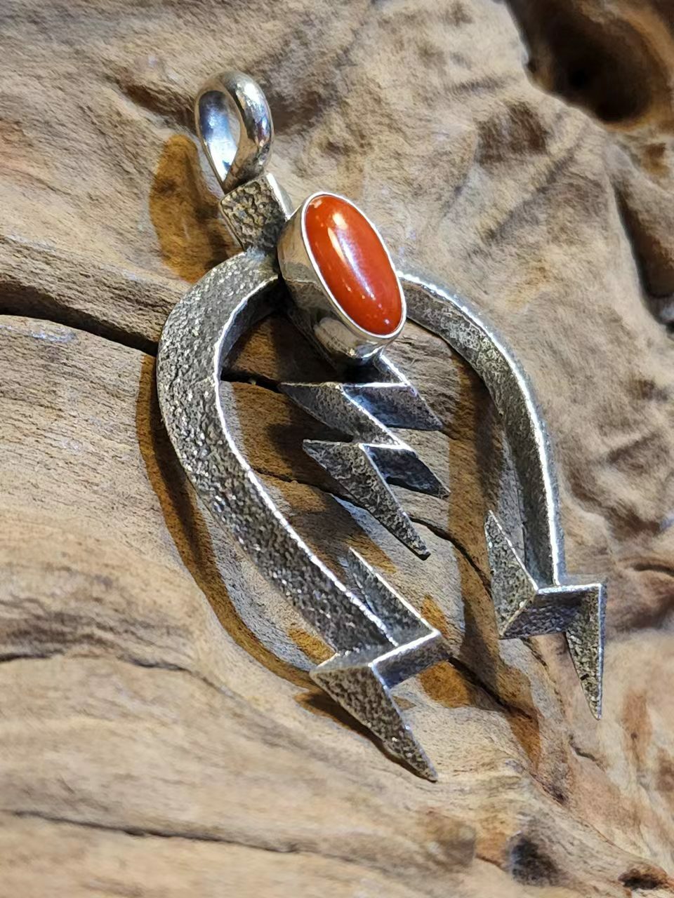 K.Yazzie -純銀月牙( Naja )吊墜鑲珊瑚(M)