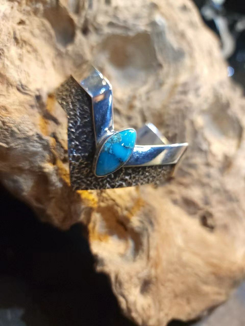 K.Yazzie -純銀手環鑲 Kingman 松石-富足