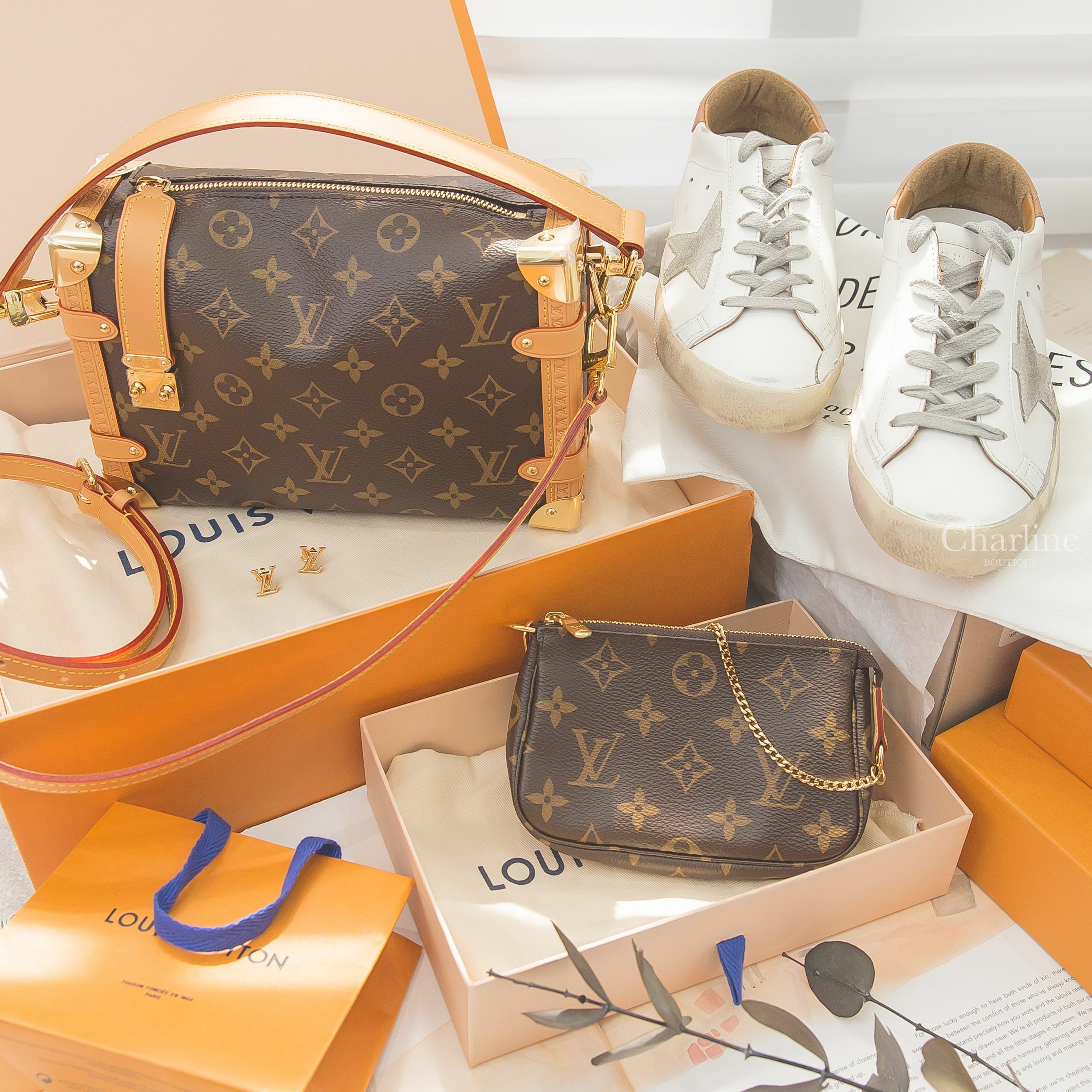 Louis Vuitton Trunk 咖啡色老花帆布行李箱造型手提肩背包,Louis Vuitton Earrings 金色字母耳環,Louis Vuitton Pochette 咖啡色老花迷你鏈帶包-Charline Boutique 精品代購