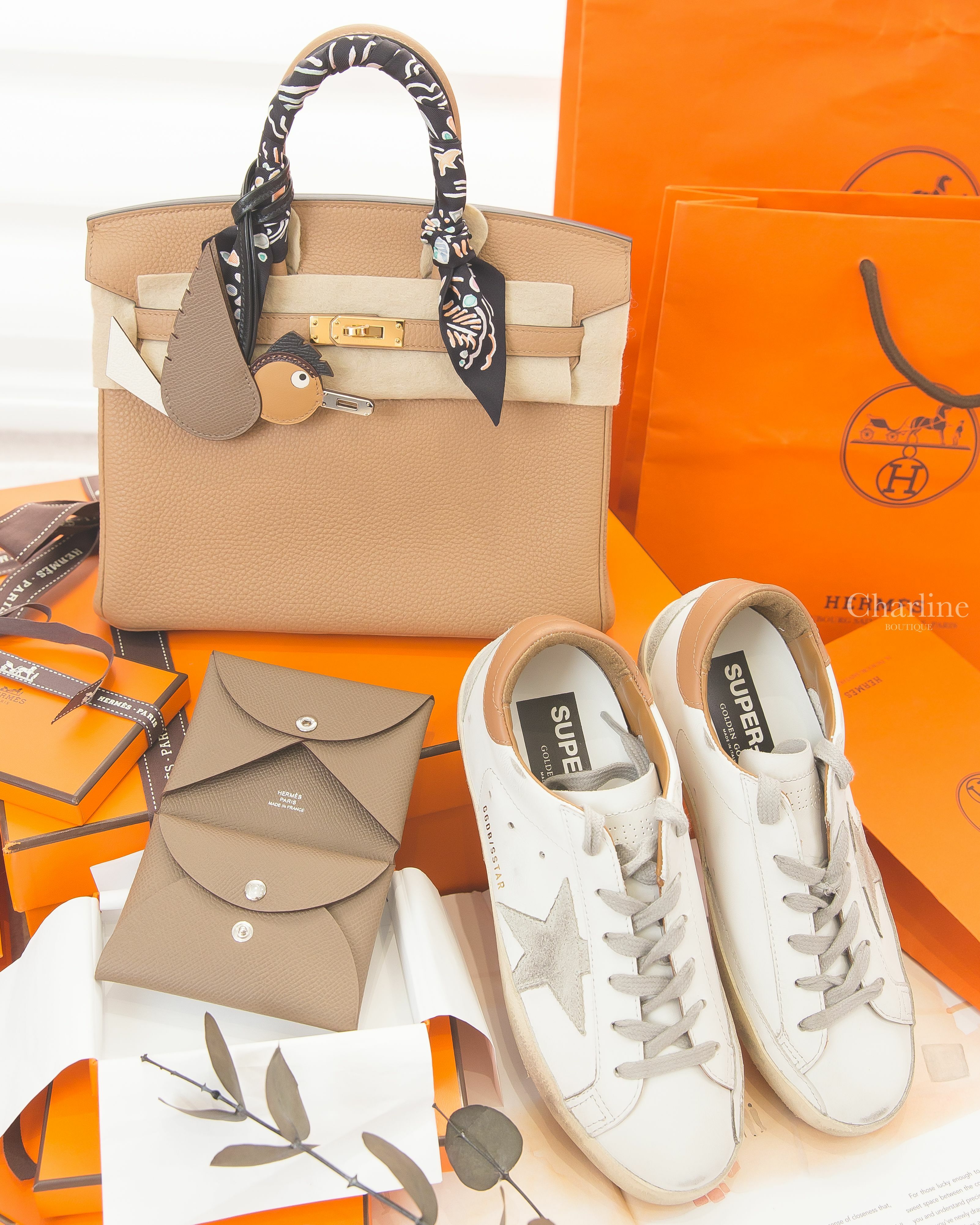 Hermès 黑色/綠色/玫瑰粉春天島嶼絲巾,馬薩拉茶色金釦鉑金包,大象灰/奶油白/餅乾色/馬鞍棕紅/黑色銀釦小鳥吊飾,GGDB 黑色/金色亮片灰白色星星可拆式襯墊羊毛穆勒鞋,大象灰信封釦式零錢袋卡片夾-Charline Boutique 精品代購