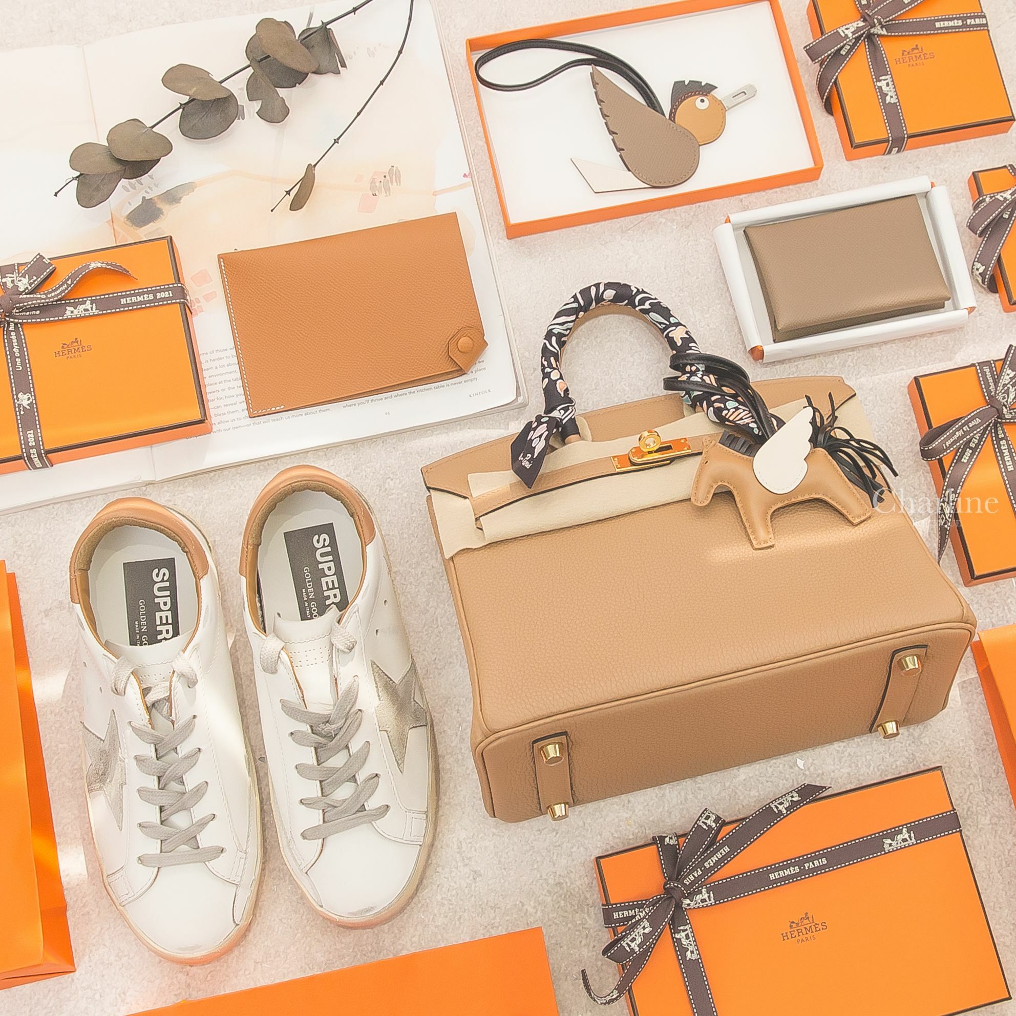 Hermès 黑色/綠色/玫瑰粉春天島嶼絲巾,Birkin 馬薩拉茶色金釦,大象灰小鳥吊飾,Calvi Duo 大象灰卡片夾,Rodeo 馬薩拉茶/奶油白/黑色飛馬吊飾,Tarmac Dot 焦糖色護照夾-Charline Boutique 精品代購