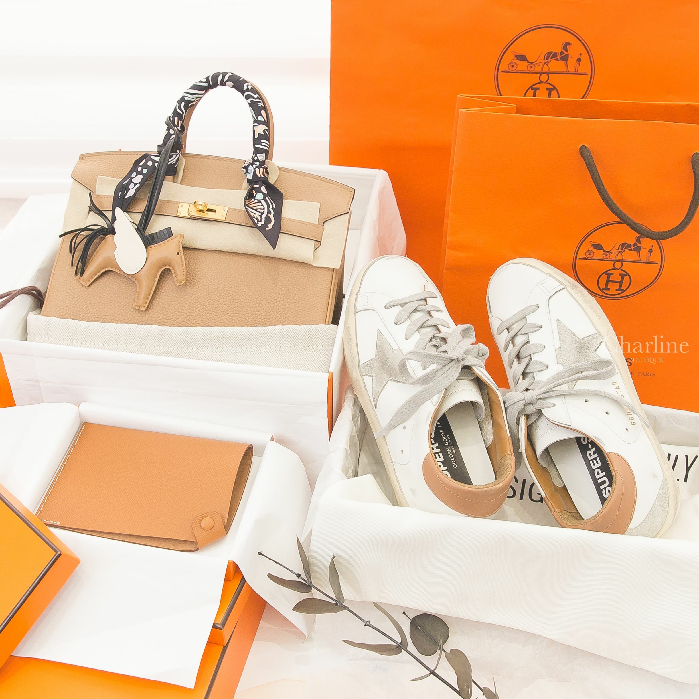 Hermès 黑色/綠色/玫瑰粉春天島嶼絲巾,Birkin 25cm 0M 馬薩拉茶色金釦鉑金包,Rodeo 馬薩拉茶色/奶油白/黑色小型飛馬吊飾,Tarmac Dot 焦糖色護照夾-Charline Boutique 精品代購