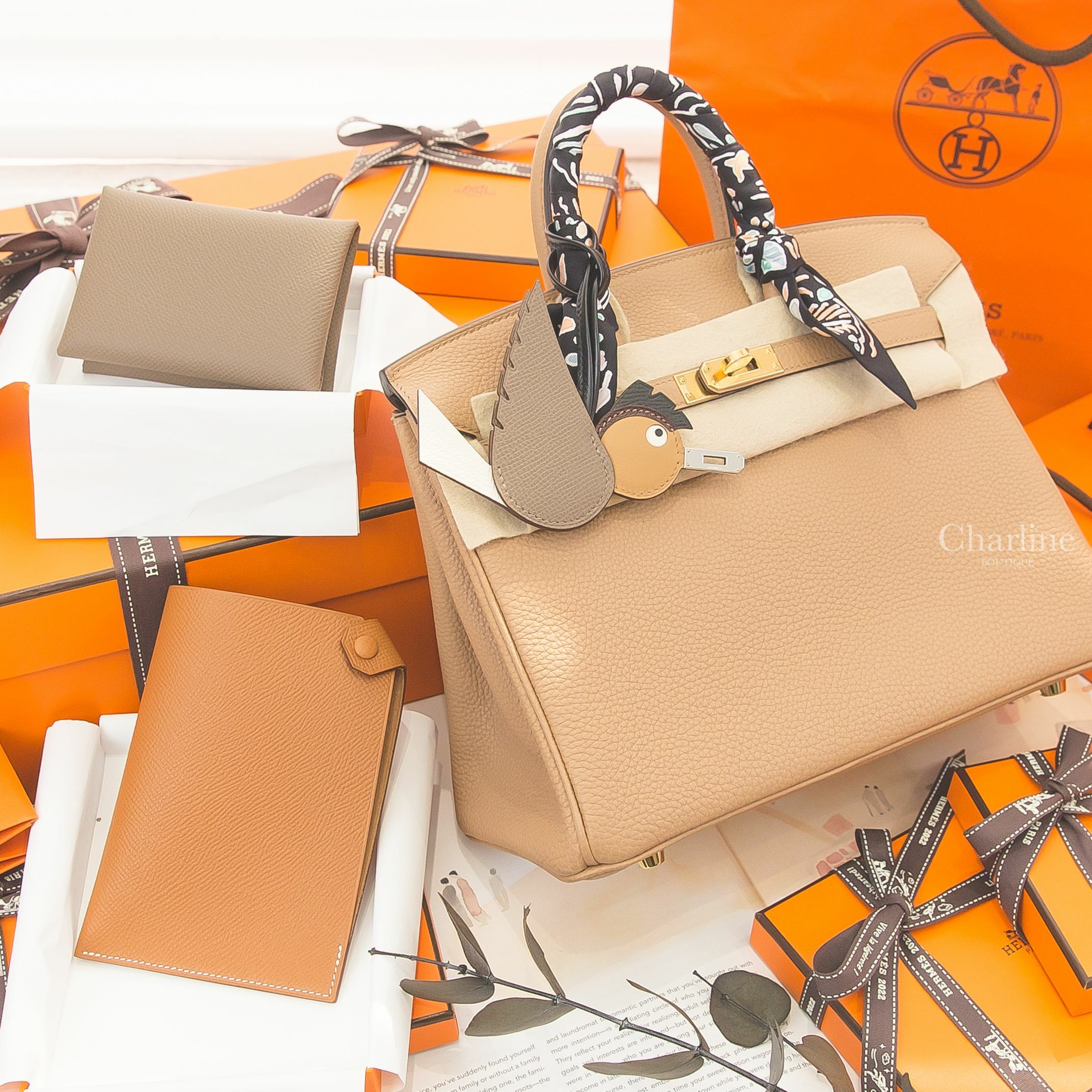 Hermès 黑色/綠色/玫瑰粉春天島嶼絲巾,Birkin 馬薩拉茶色金釦鉑金包,大象灰/奶油白/餅乾色/馬鞍棕紅/黑色銀釦小鳥吊飾,Calvi Duo 大象灰卡片夾,Tarmac Dot 焦糖色護照夾-Charline Boutique 精品代購