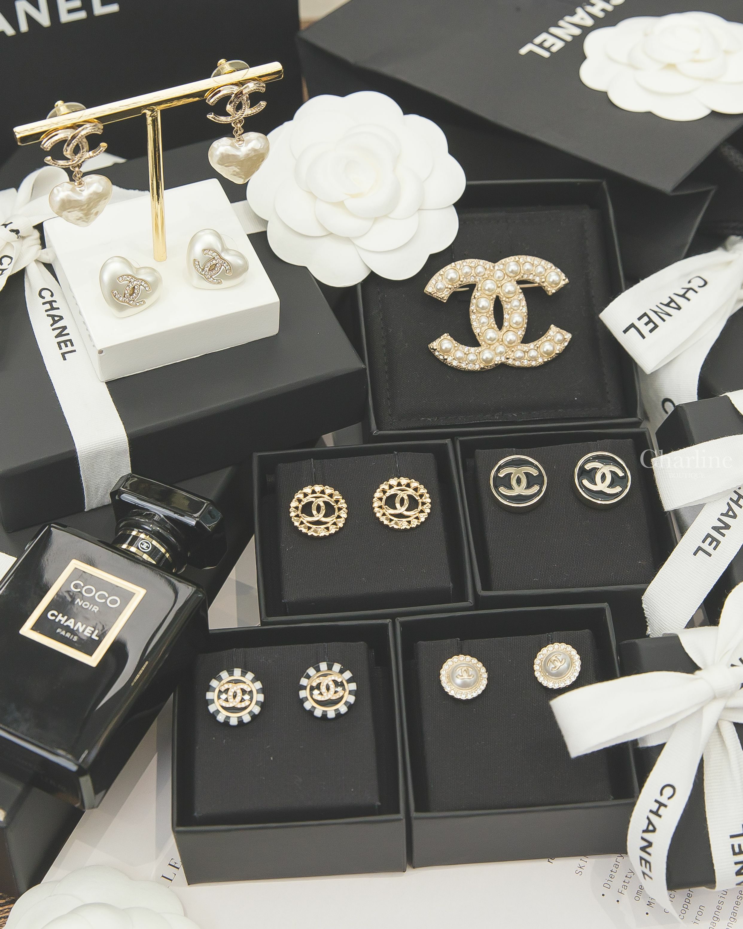 Chanel 金色CC愛心環繞邊框圓形耳環,金色水鑽花瓣CC珍珠耳環,黑白相間金色水鑽CC金框圓形耳環,黑底金CC金框圓形耳環,金色壓紋白色愛心垂墜耳環,金色水鑽CC白色愛心耳環,金色大小珍珠水鑽CC胸針-Charline Boutique 精品代購