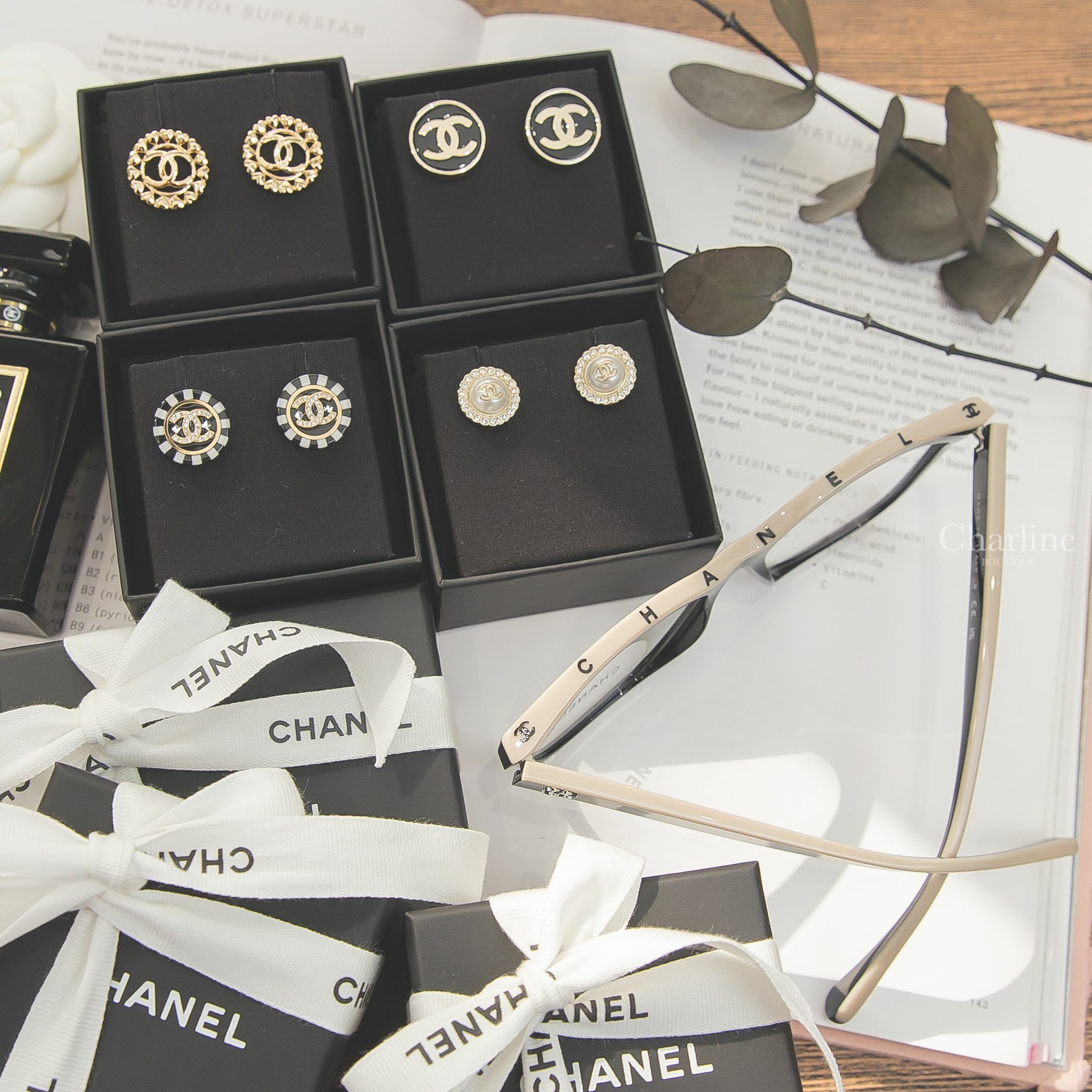 Chanel Earrings 金色CC愛心環繞邊框圓形耳環,金色水鑽花瓣CC珍珠圓型耳環,黑白相間金色水鑽CC金框圓形耳環,黑底金CC金色邊框圓形耳環,Glasses黑色拼裸底黑字邊框側邊銀CC平光眼鏡-Charline Boutique 精品代購