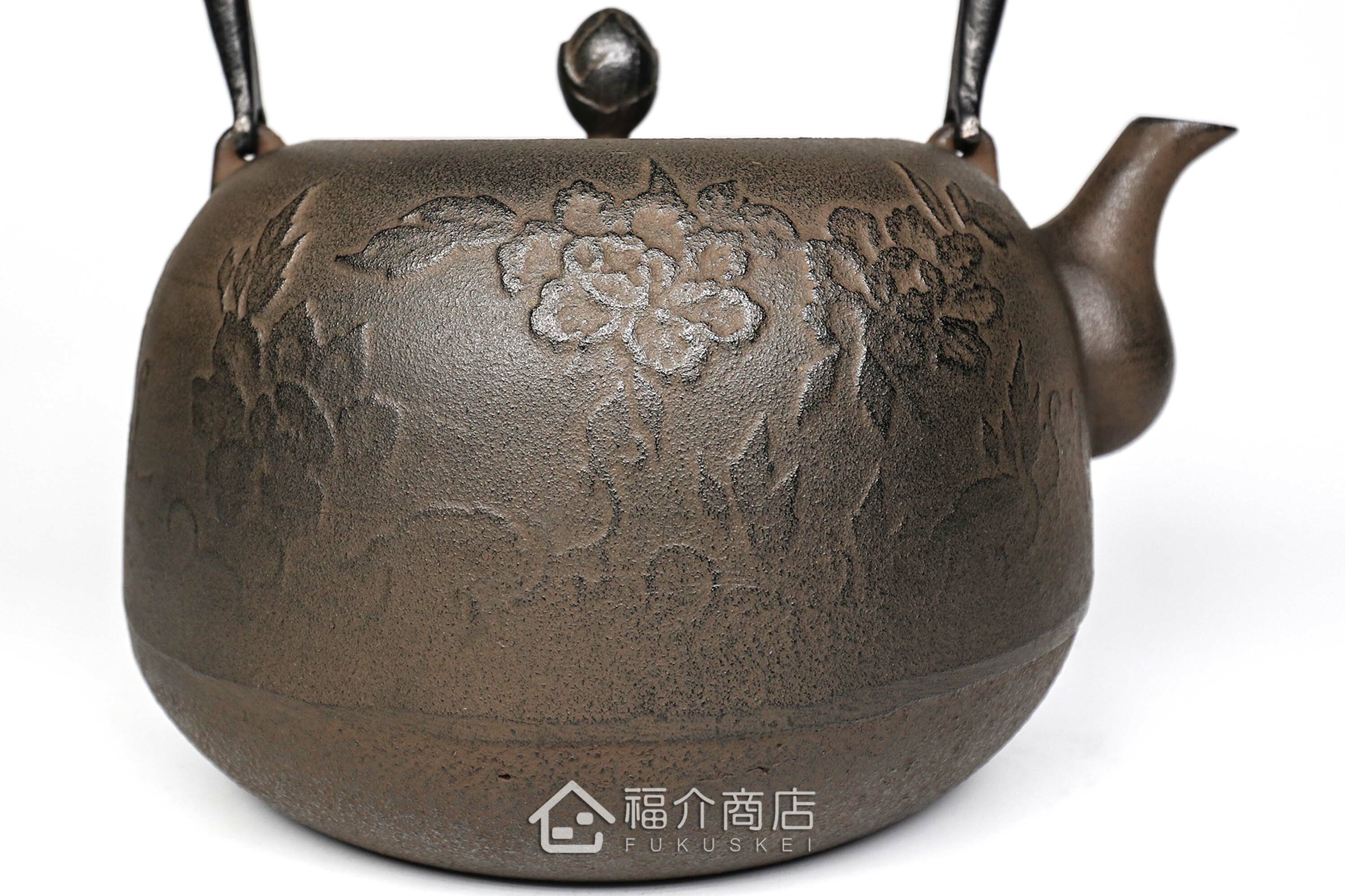 鳳文堂所製作的日本鐵壺,壺身設計牡丹圖紋