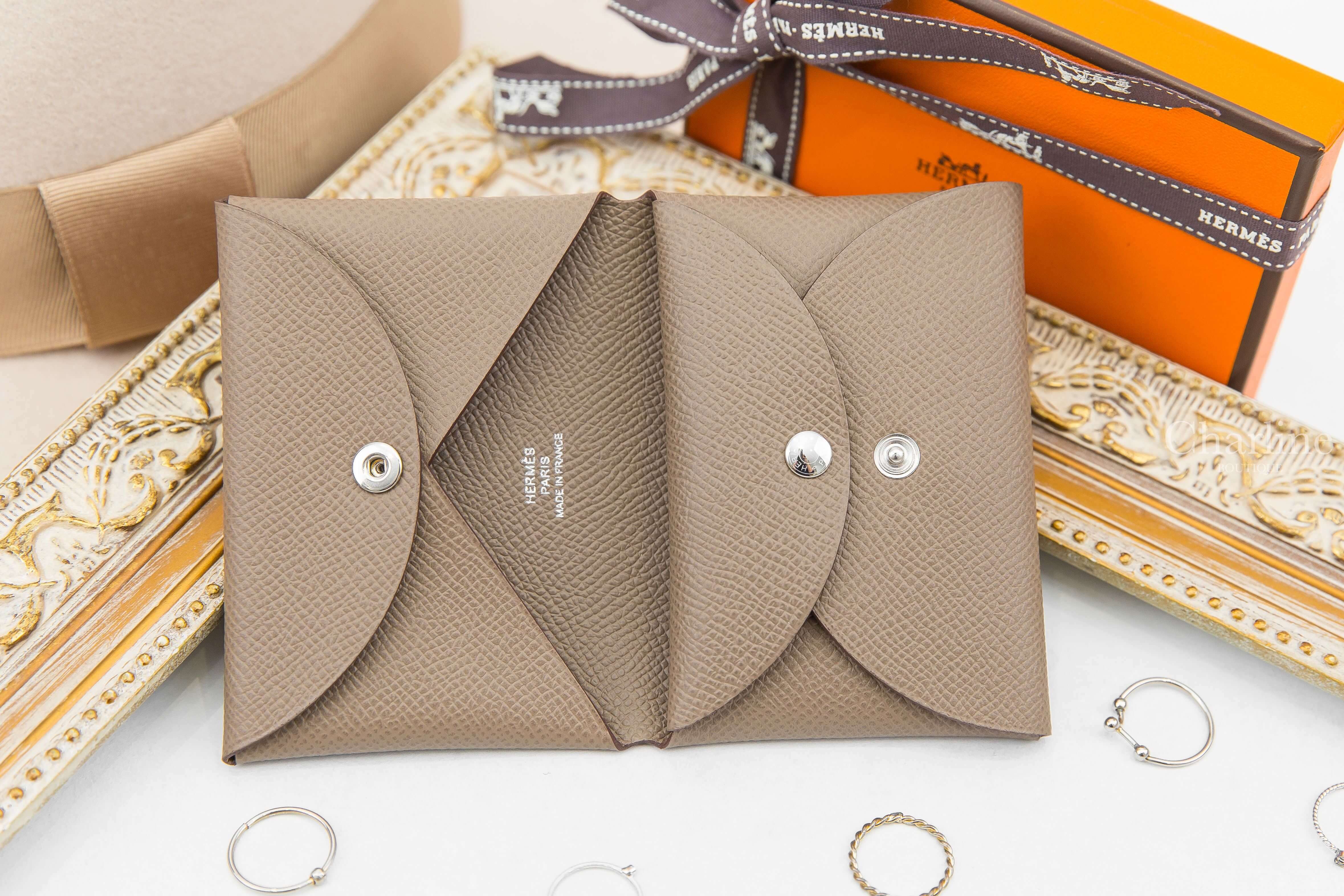 Hermès Calvi Duo Compact Card Holder U刻大象灰信封釦式零錢袋卡片夾-Charline Boutique 精品代購