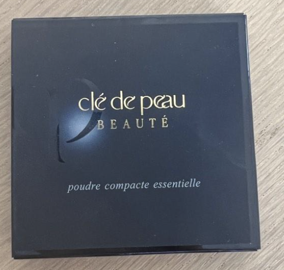 clé de peau Poudre Compacte Essentielle original.png?1676307806