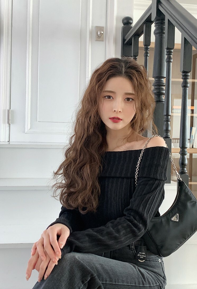 韓國Dejou授權 浪漫豎條壓紋一字領針織上衣