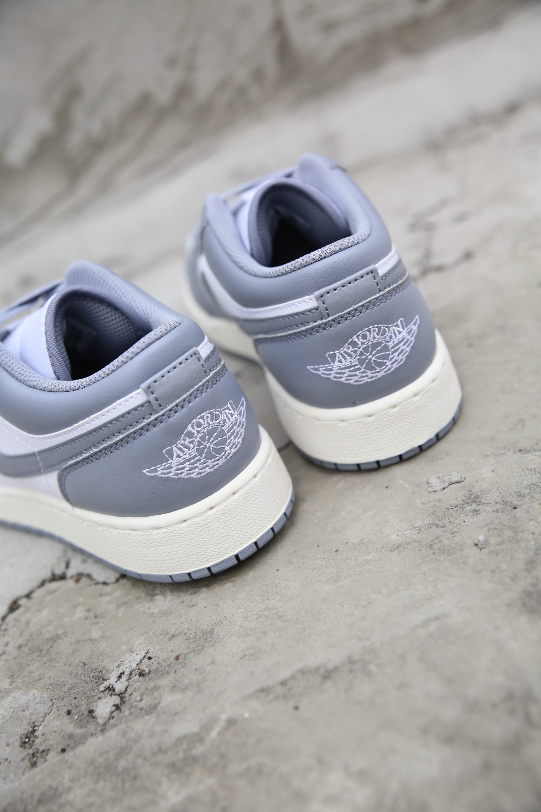 {現貨}NIKE AIR JORDAN 1 LOW GS “Vintage Grey” 553560-053