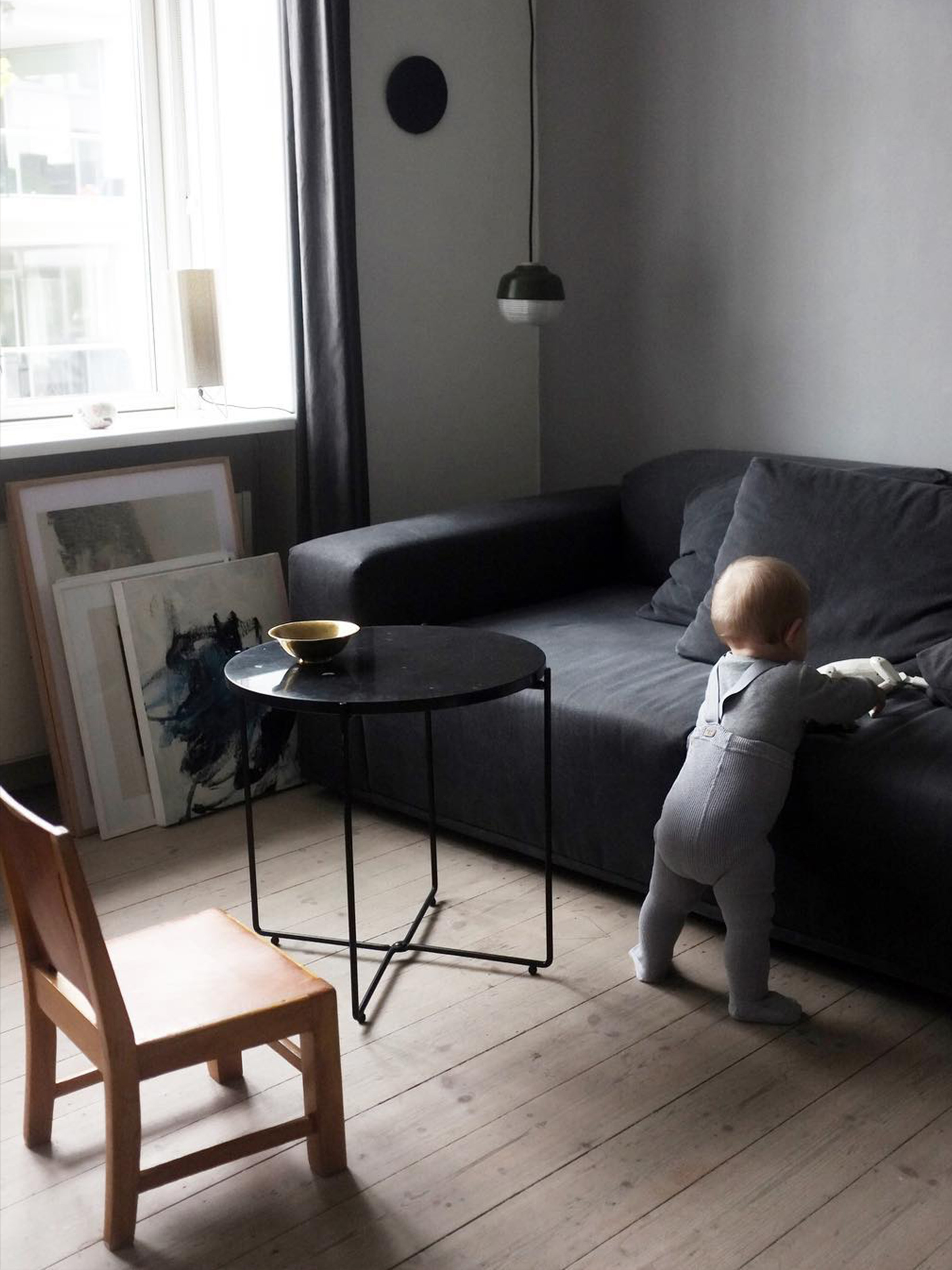 沙發旁的一盞小吊燈，營造出北歐丹麥hygge的悠閒氣息。