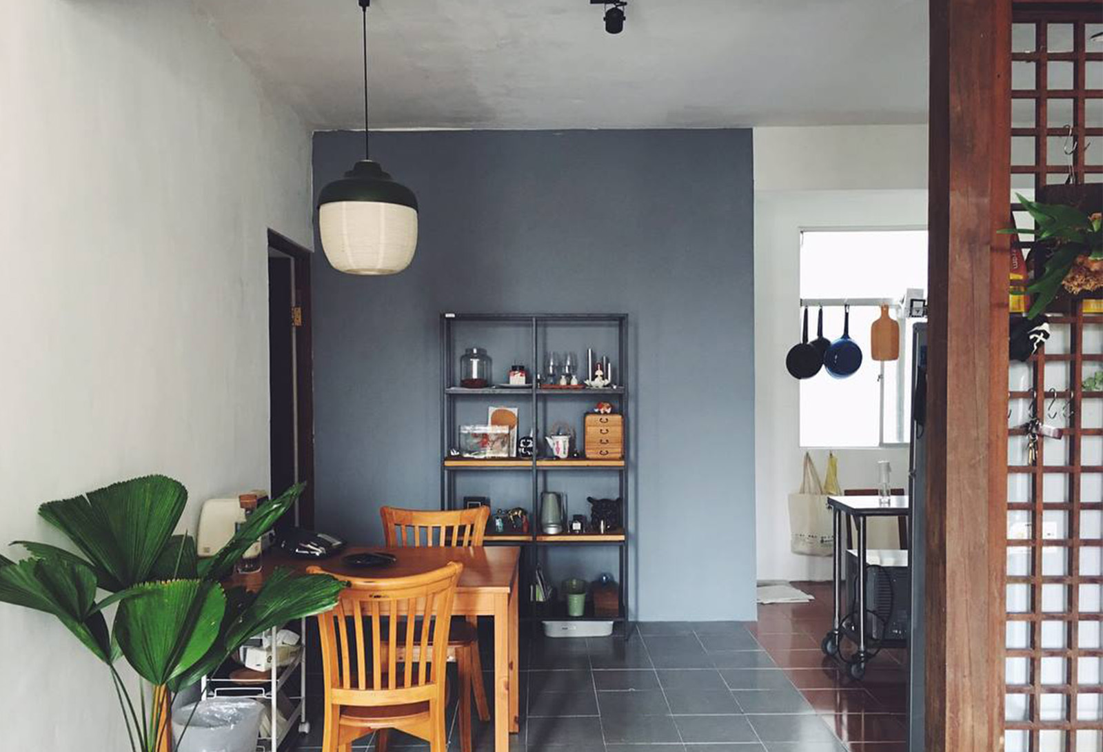 廚房餐桌上的一盞紙燈籠造型吊燈