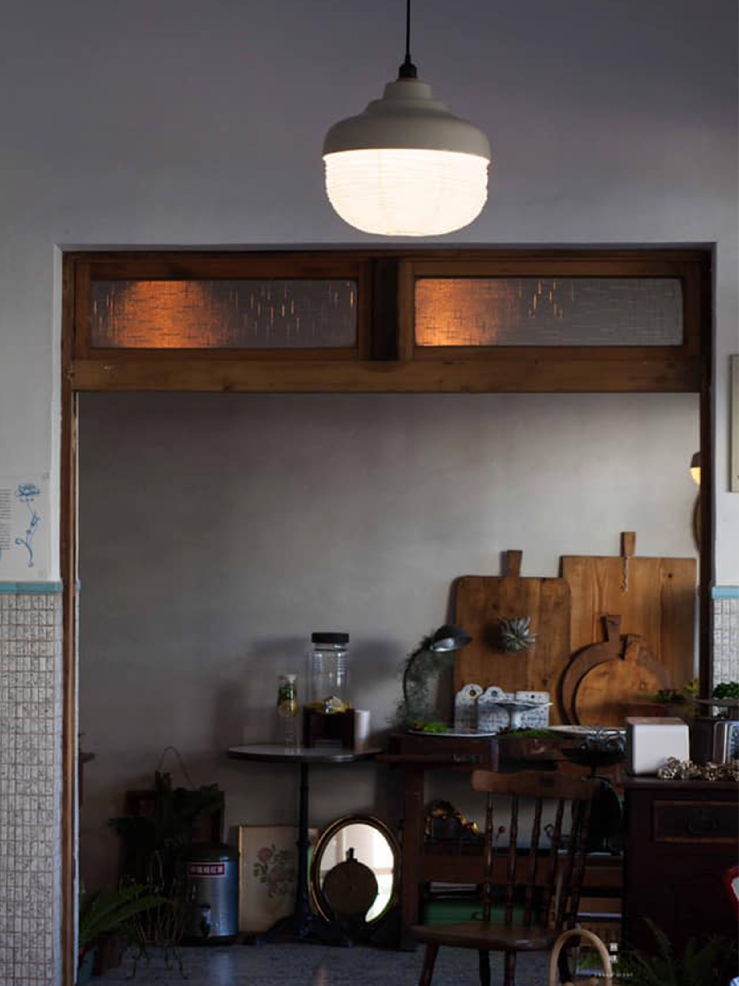 台式復古宅院空間裡的一盞白色紙燈籠造型吊燈